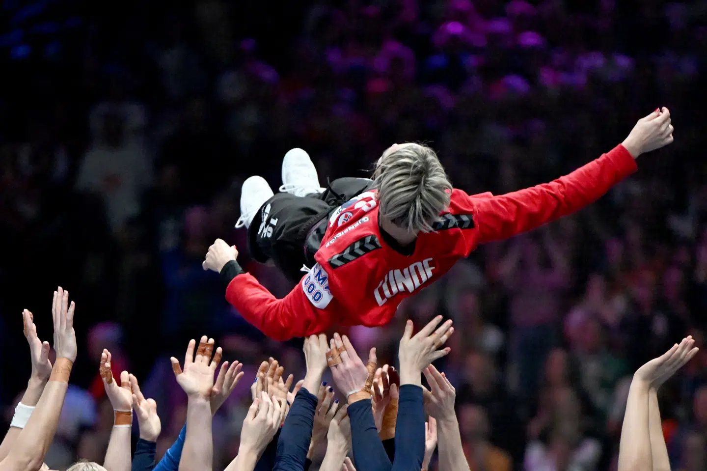 Katrine Lunde fik en lufttur af holdkammeraterne efter sin sidste kamp for landsholdet. Hun takker af som verdensmester.