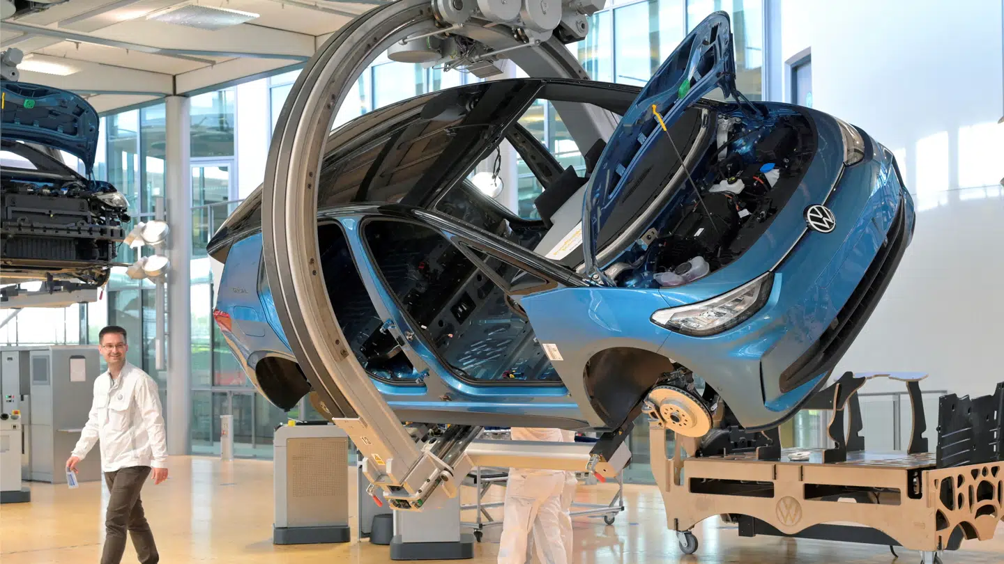 Der arbejdes på en Volkswagen ID. 3-bil i Dresden. Nu lukker virksomhedens fabrik i byen.