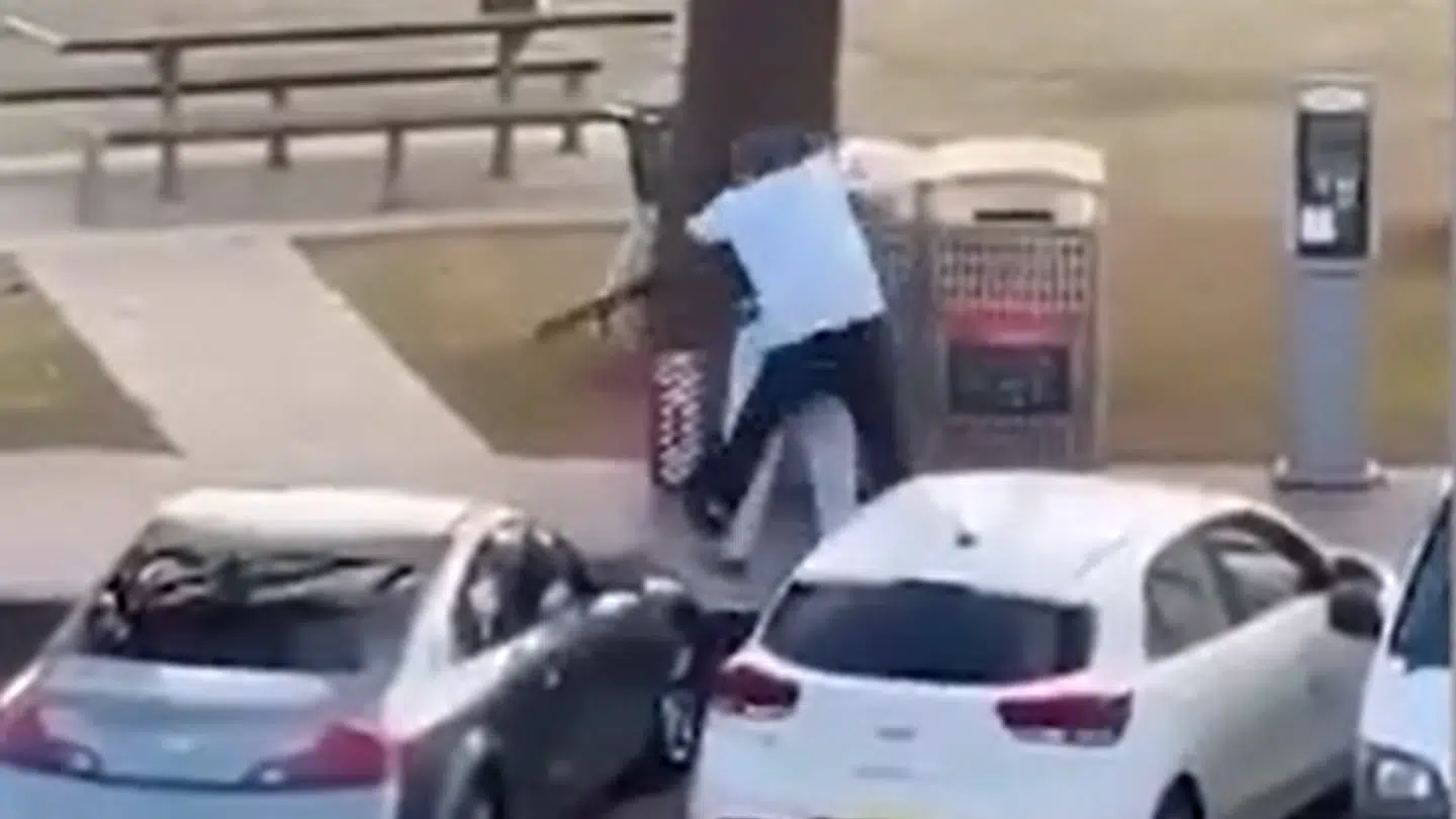 Her ses øjeblikket, da Ahmed Al Ahmed overfalder en af gerningsmændene.