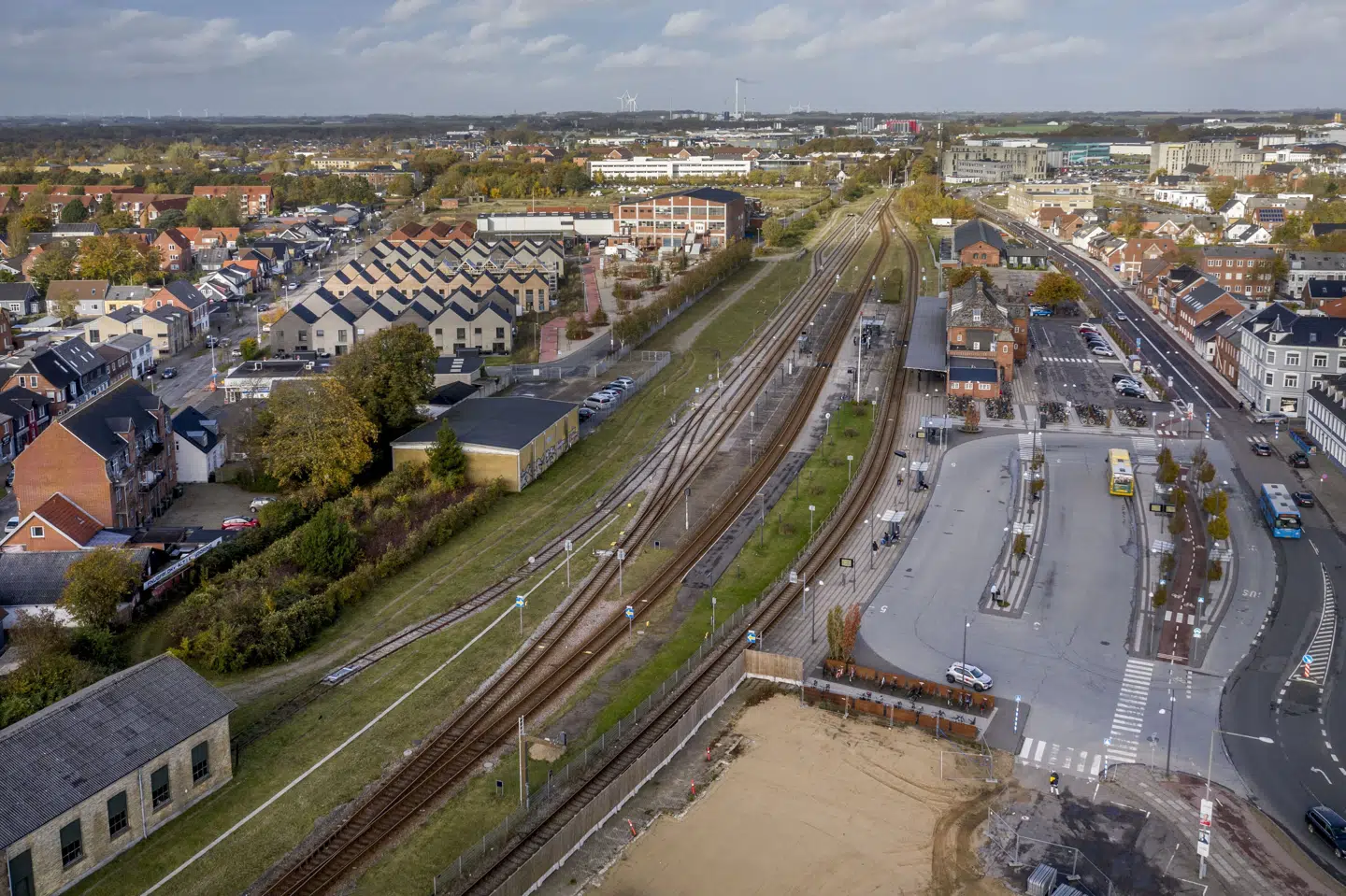 Et område nær banegården i Holstebro bliver 15. og 16. december omdannet til et midlertidigt militært området. På billedet fra 27. oktober 2022 kan banegården ses fra en drone. (Arkivfoto).