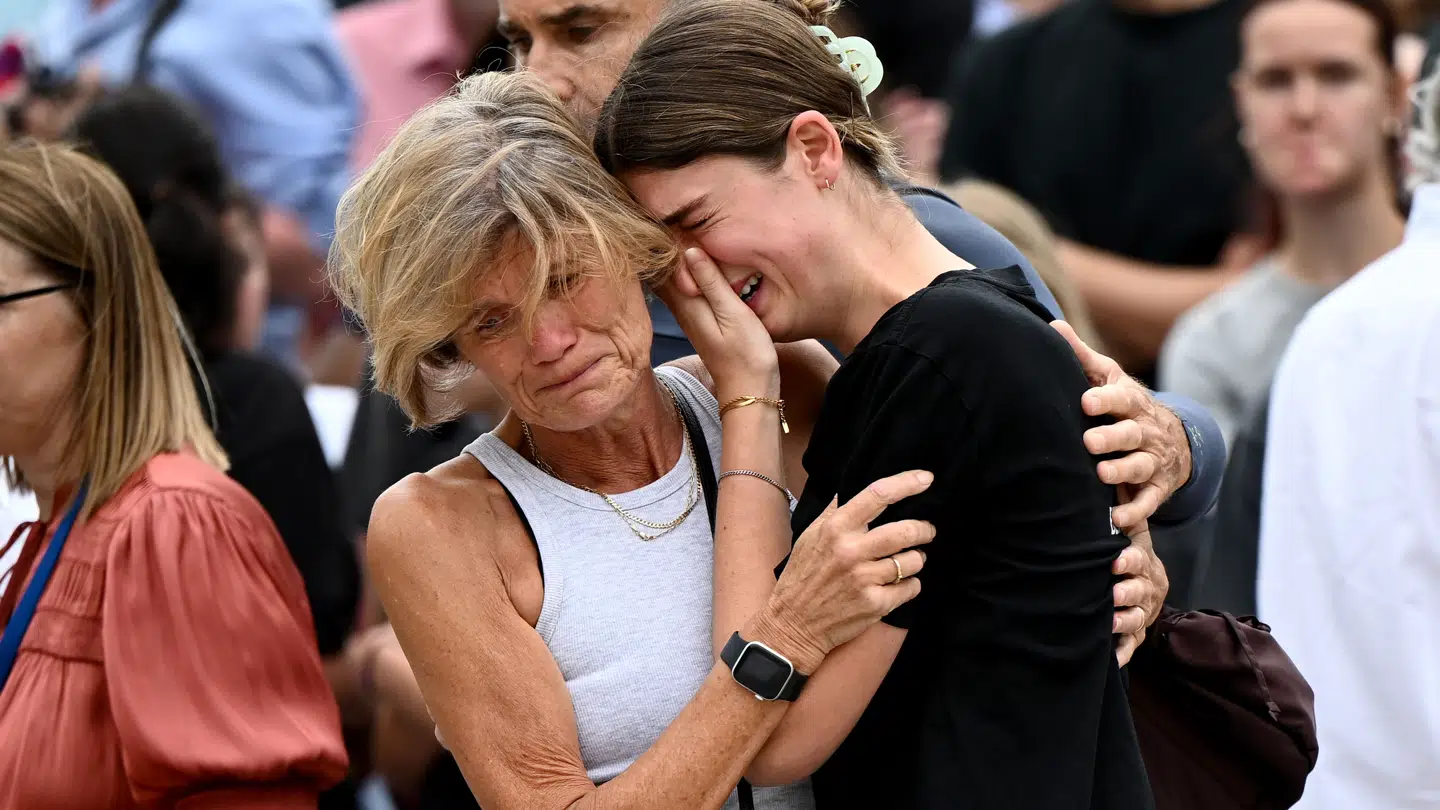 Sørgende reagerer ved en mindehøjtidelighed på Bondi Beach i Sydney efter det værste masseskyderi i Australien i næsten 30 år.