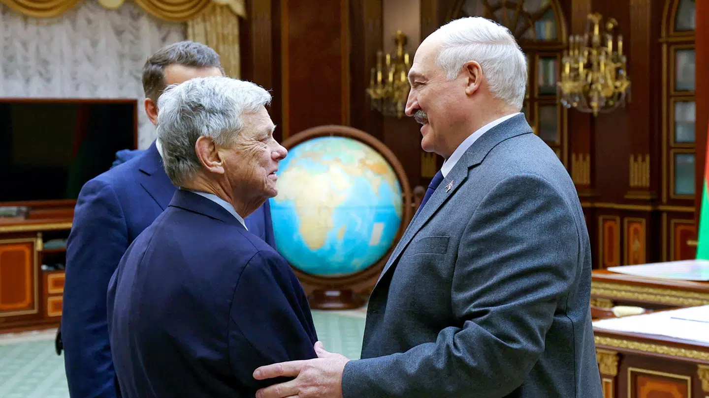 Aftalen om at løslade fangerne blev lavet under et møde mellem Belarus' præsident, Aleksandr Lukasjenko, og John Coale, der er en af Donald Trumps særlige udsendte i Minsk