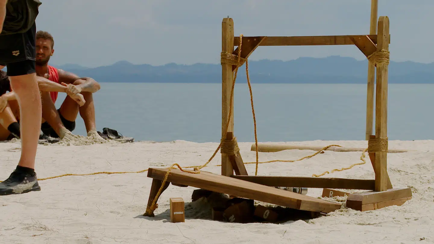 Sådan så bordet ud, efter at Tore Bentsen havde ødelagt det.