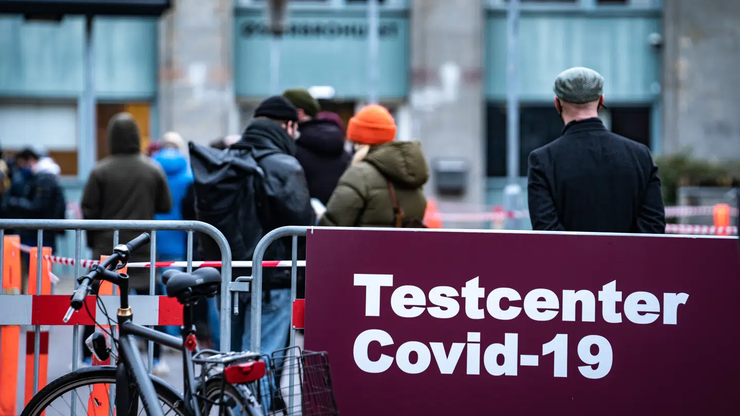 Danskere i kø til coronatest.