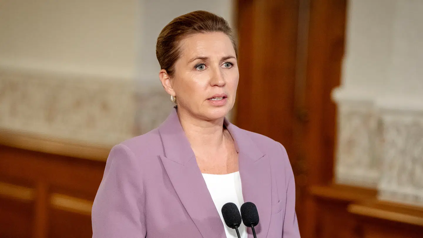 Statsminister Mette Frederiksen (S) beskydes fra begge fløje i dansk politik over den nye afsløring i SMS-sagen.