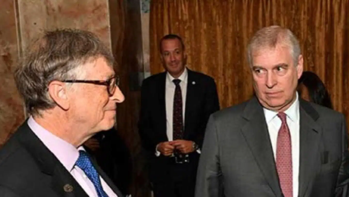 Et andet billede viser Microsoft-stifter, Bill Gates, og den tidligere prins Andrew ved et topmøde om bekæmpelse af malaria i april 2018 i London.