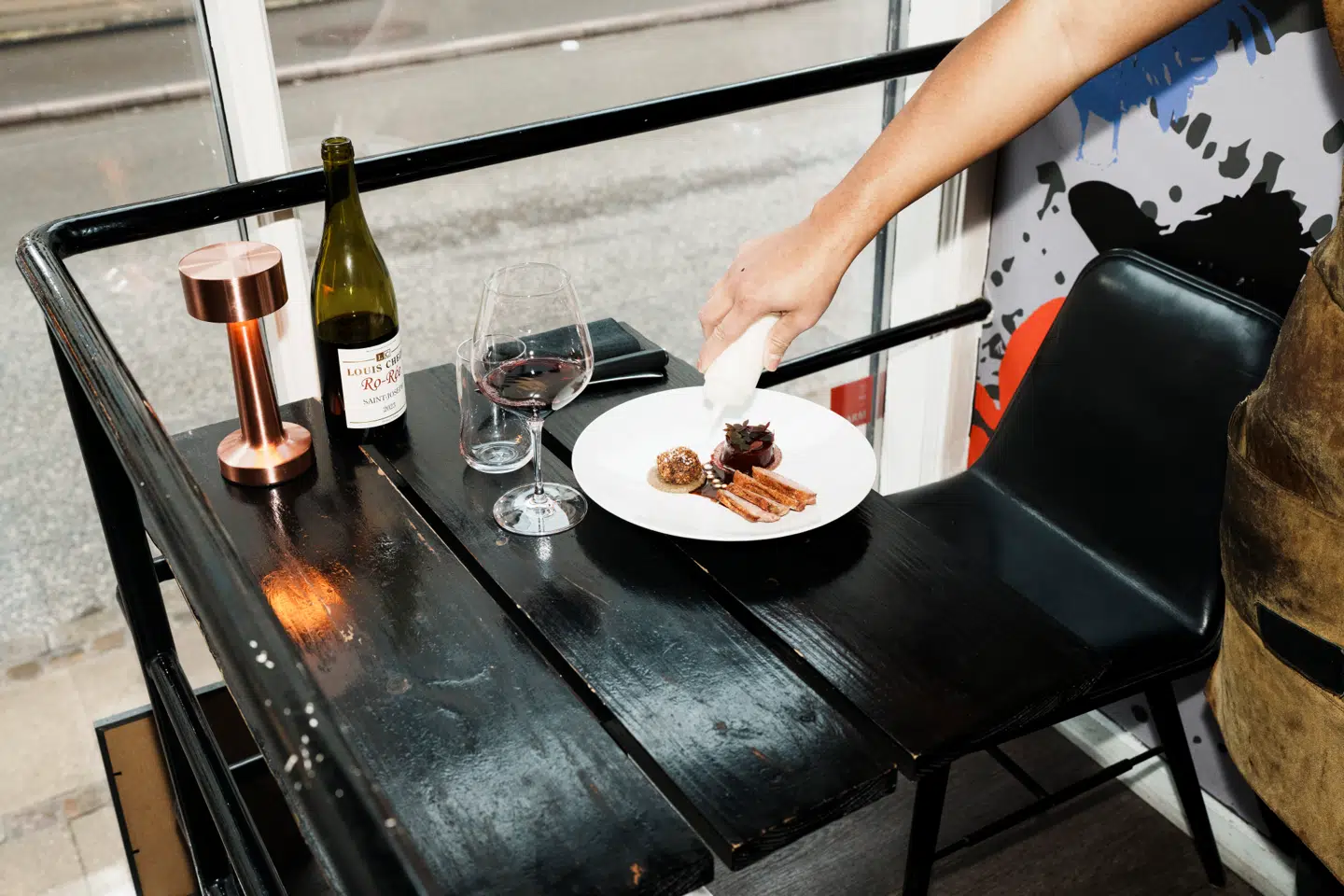 Indretningen er skrabet, og det samme er akustikken, på en af byens klassiske restauranter, men maden holder stadig, mener Søren Frank.