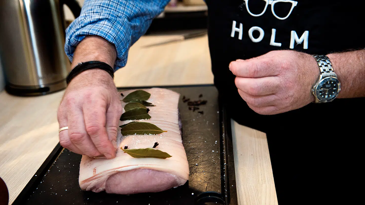 Tidligere lavede Claus Holm flæskestegen med laurbær og nelliker, men i dag er han glad for den rene smag. Det skal dog ikke afholde andre, slår kendiskokken fast.