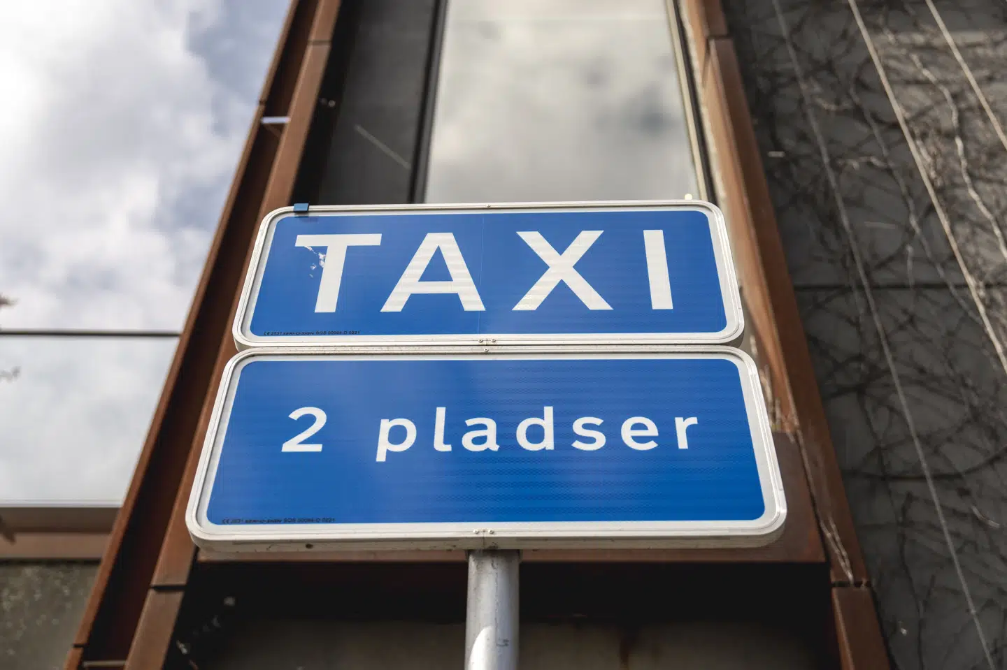 Taxiskilt ved taxaholdeplads i Køge. Flere borgere, der havde muntret sig i det aarhusianske natteliv i weekenden, fik en ærgerlig slutning på aftenen, da de fik stjålet både mobiltelefoner og kontanter af pirattaxachauffør. (Arkivfoto).