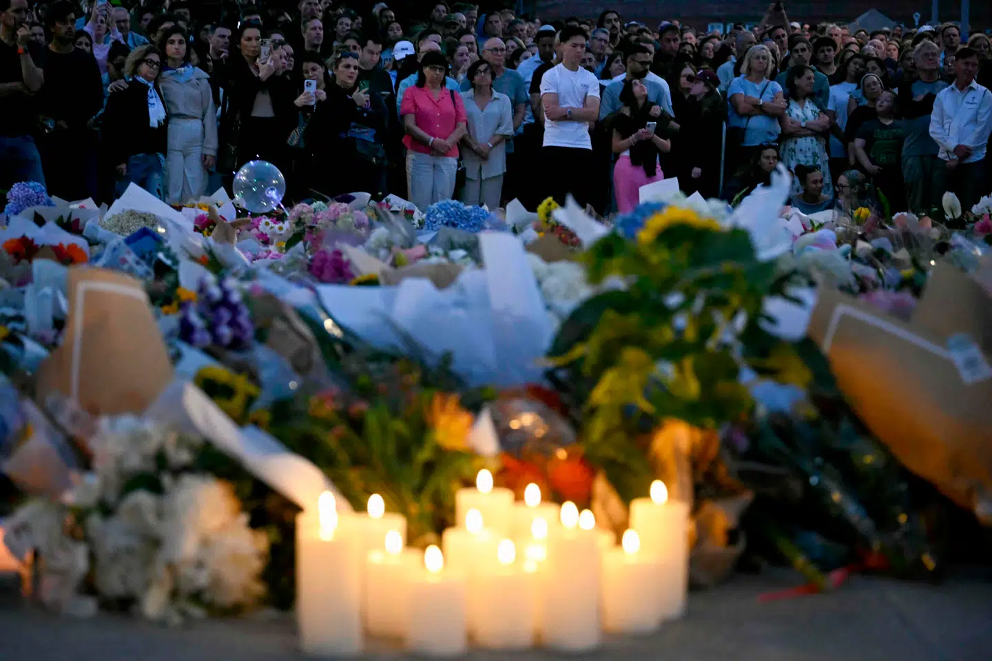 Der har været holdt flere store mindeceremonier på Bondi Beach, hvor mindst 16 personer døde, efter en far og en søn søndag skød mod en jødisk festival på den populære australske strand.