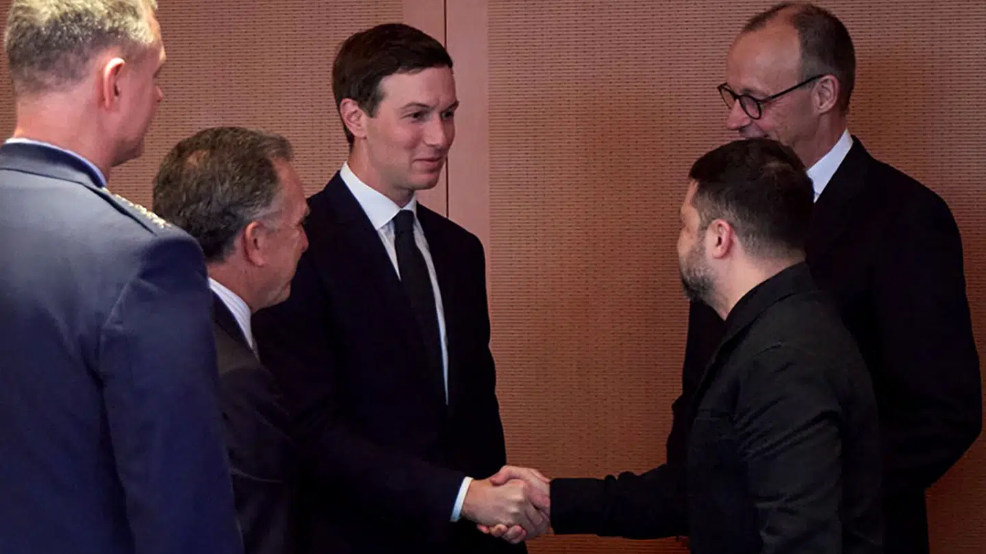 Ukraines præsident, Volodymyr Zelenskyj, trykker hånd med Donald Trumps svigersøn Jared Kushner inden deres møde søndag. Med sig har Kushner den særlige udsending Steve Witkoff. Zelenskyj har den tyske kansler Merz.