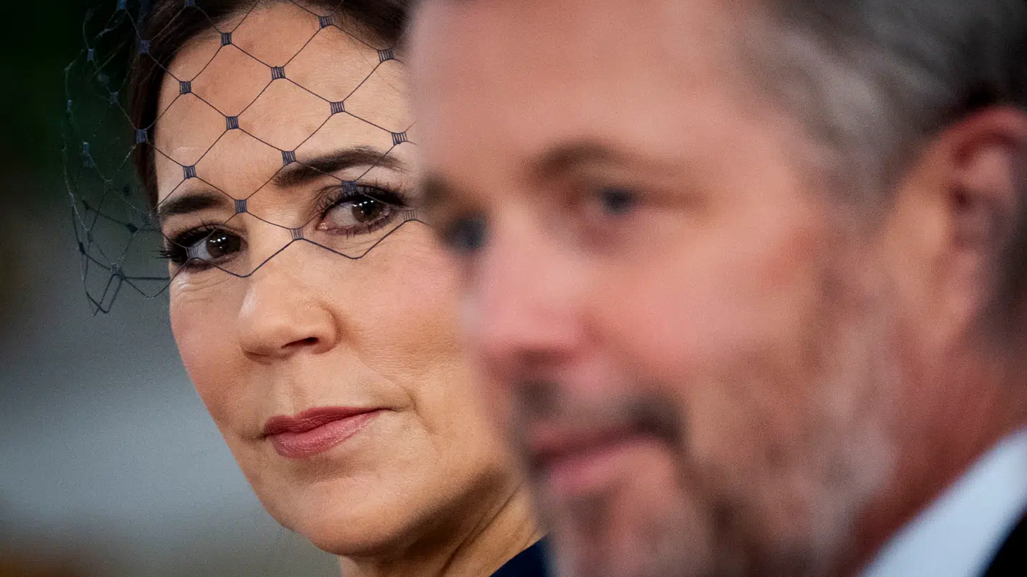 Kong Frederik og dronning Mary har begge underskrevet kondolencen til det australske folk. Normalt er det dog alene regenten, der står som afsender. Her ses kongeparret under statsbesøget i Letland.