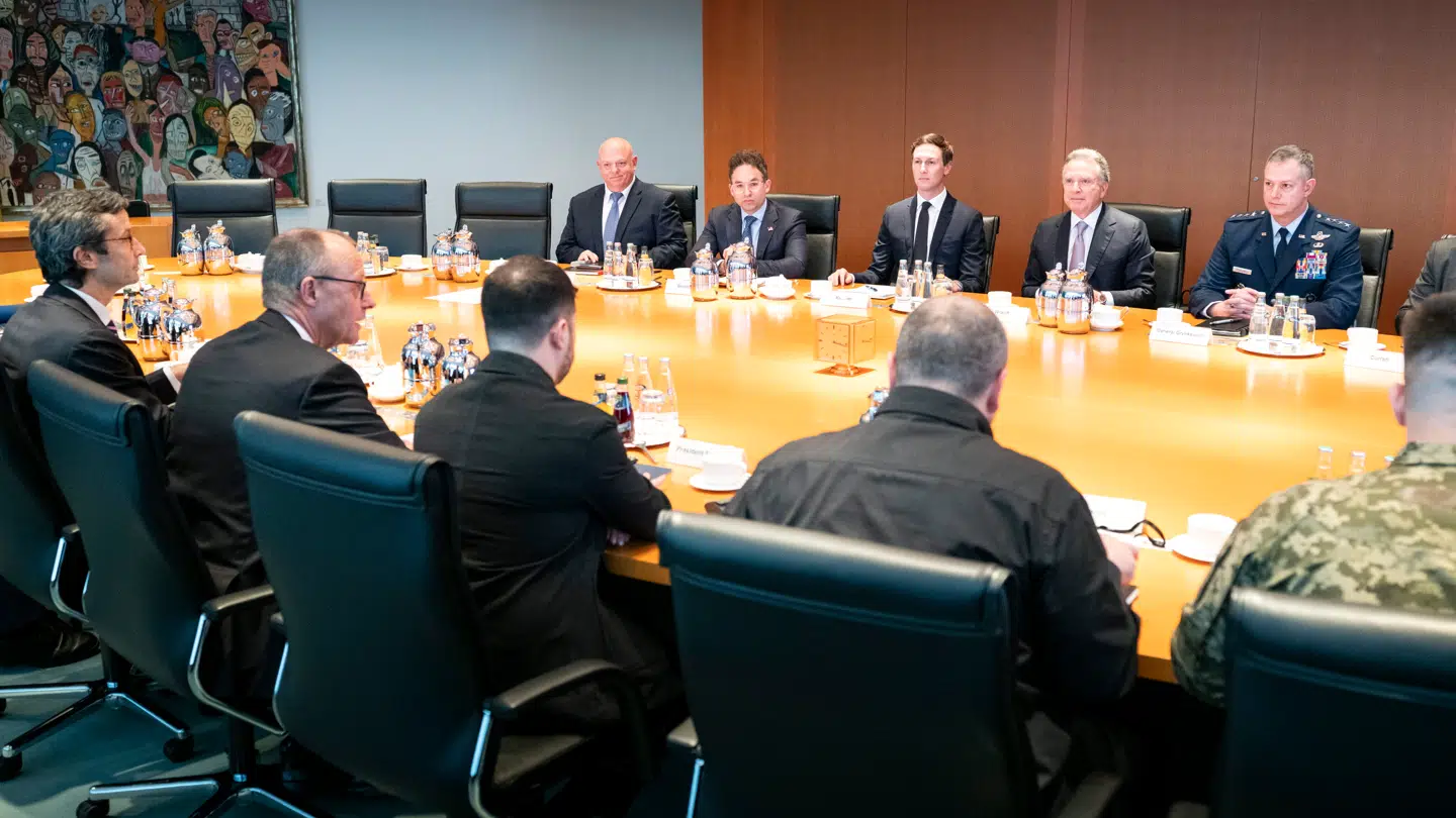 Sådan så det ud ved forhandlingsbordet søndag i Berlin mellem Zelenskyj og Merz på den ene side og den amerikanske delegation på den anden.