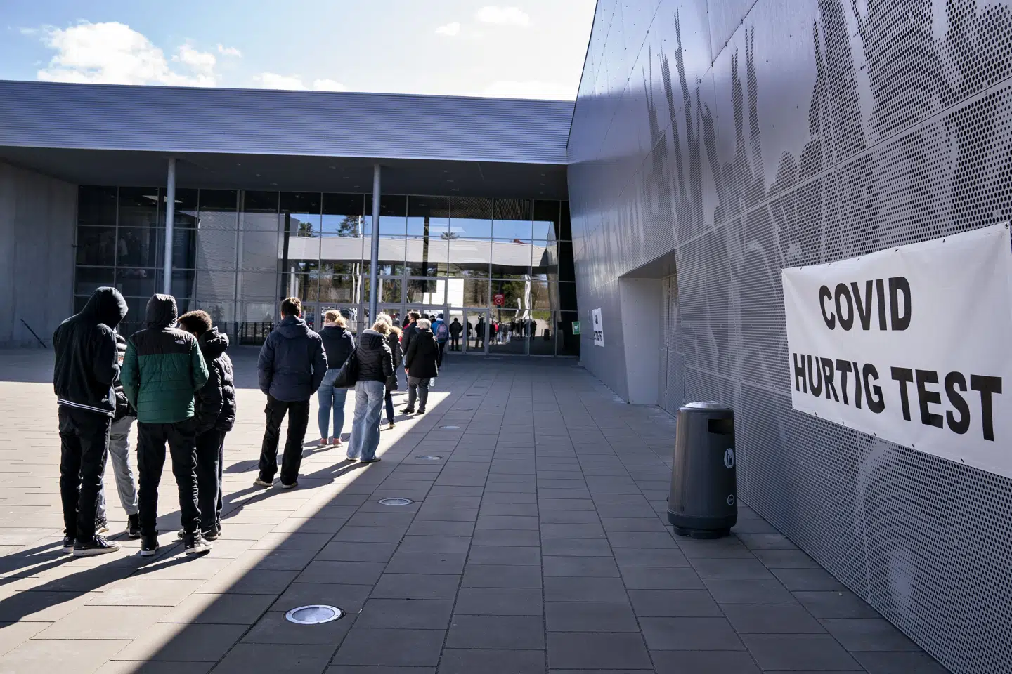 Borgere stod i kø ved Falcks testcenter i Gigantium i Aalborg Øst 6. april 2021. I en evaluering af coronaindsatsen kritiseres den omfattende teststrategi for at være ude af proportioner. (Arkivfoto).