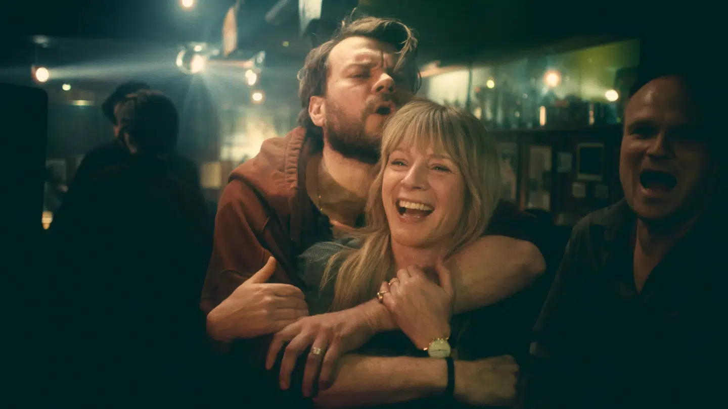 Pilou Asbæk og Iben Hjejle har hovedrollerne i TV 2's nye dramaserie 'Den gode stemning'.