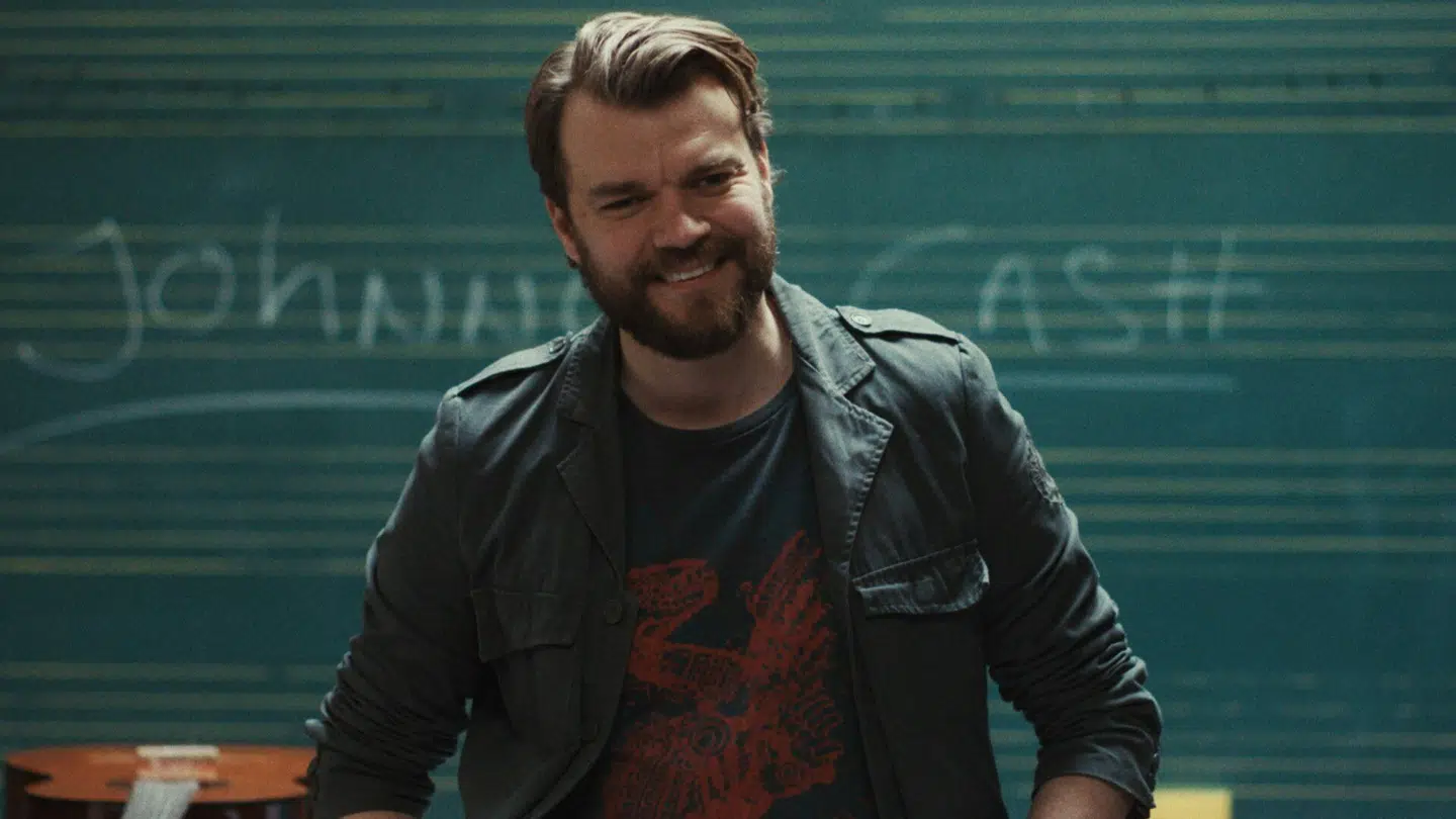 Pilou Asbæk spiller en musiklærer, der drømmer at gøre comeback med sit band.