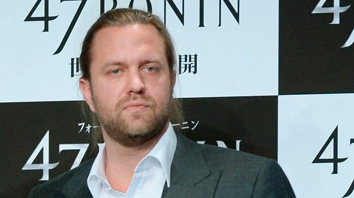 Instruktøren Carl Erik Rinsch er nu blevet dømt for at snyde Netflix for millioner og bruge pengene på sig selv. Her ses han til premieren i Tokyo på sin debutfilm '47 Ronin', der havde den canadiske skuespiller Keanu Reeves i hovedrollen.