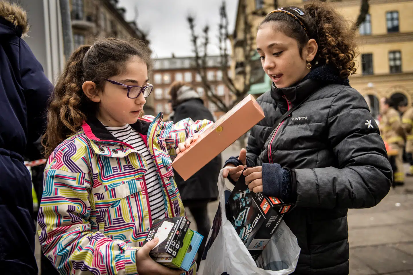 »Julehjælp er ikke og bør aldrig være et spørgsmål om tro, tradition eller kulturel baggrund,« skriver Suzan Daoud. Her deler Frelsens Hær i København julehjælp ud i 2017. Foto: Thomas Lekfeldt