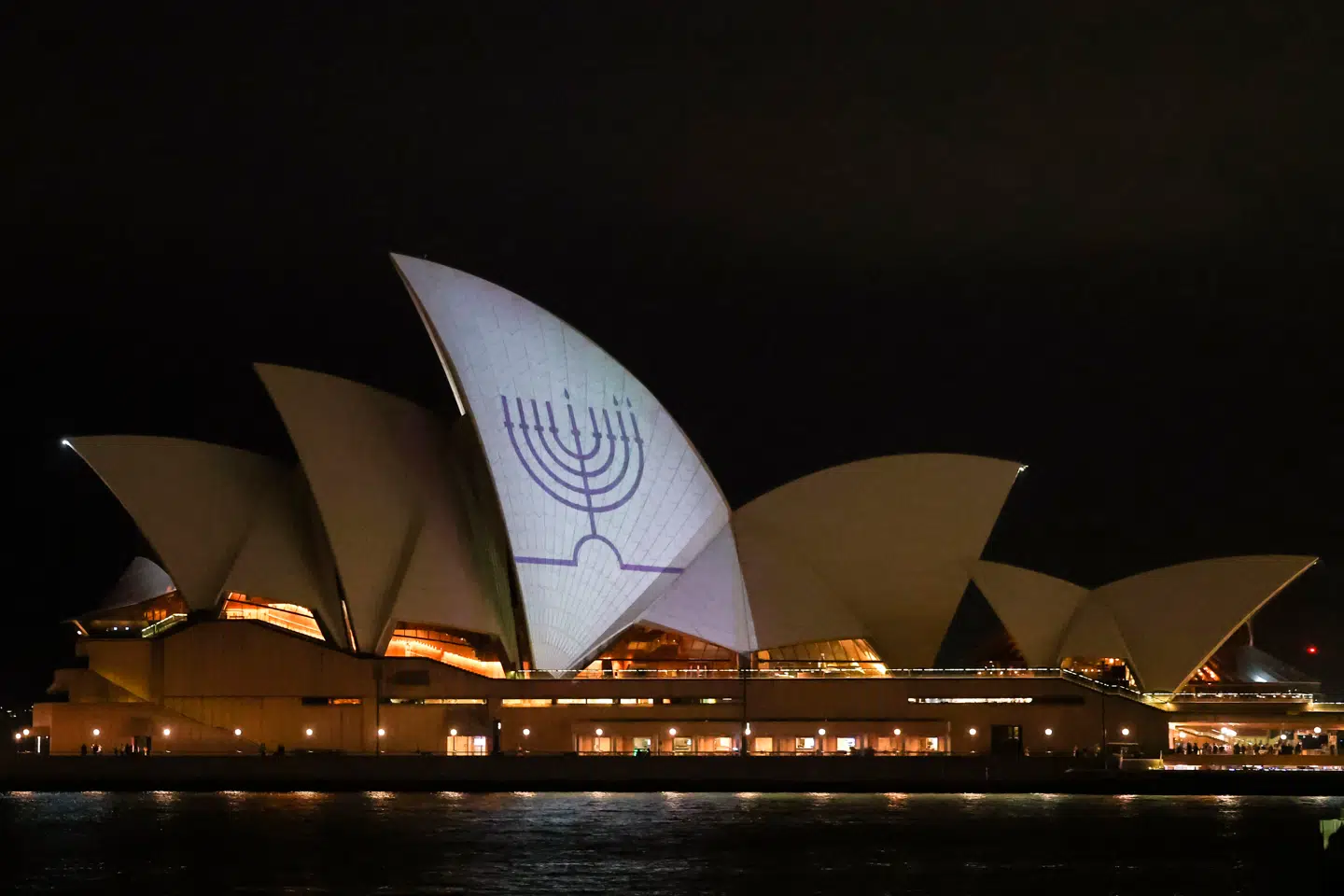 En Hanukkah menorah bliver projiceret på Sydneys ikoniske operahus dagen efter angrebet på Bondi Beach, der kostede 15 uskyldige mennesker livet og sendte adskillige på hospitalet. De australske myndigheder har kaldt angrebet for antisemitisk terrorisme.