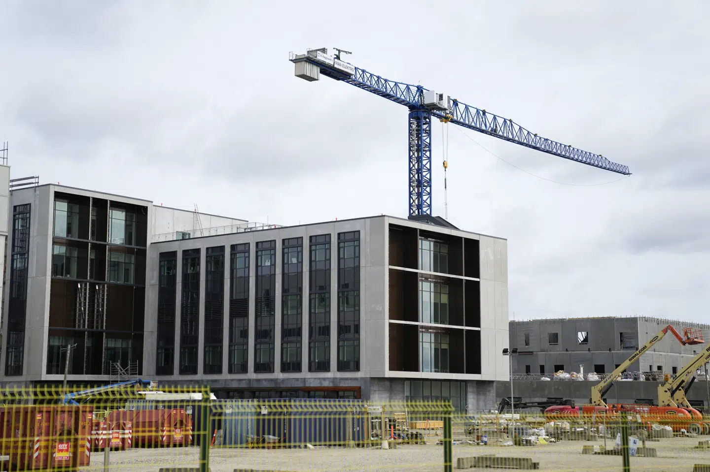 En del af det nye supersygehus i Odense ses her under opførsel i 2023. Nyt OUH ventes at kunne tage imod de første patienter i slutningen af 2027. (Arkivfoto).