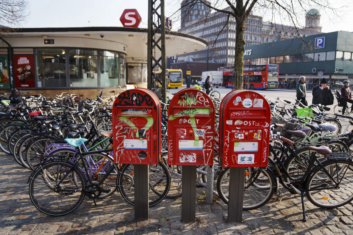 Det er postkasser som dem her på Vesterport i København, man har kunnet få fingre i mandag på Føtex' hjemmeside. Alle 1000 blev udsolgt efter tre timer. (Arkivfoto).