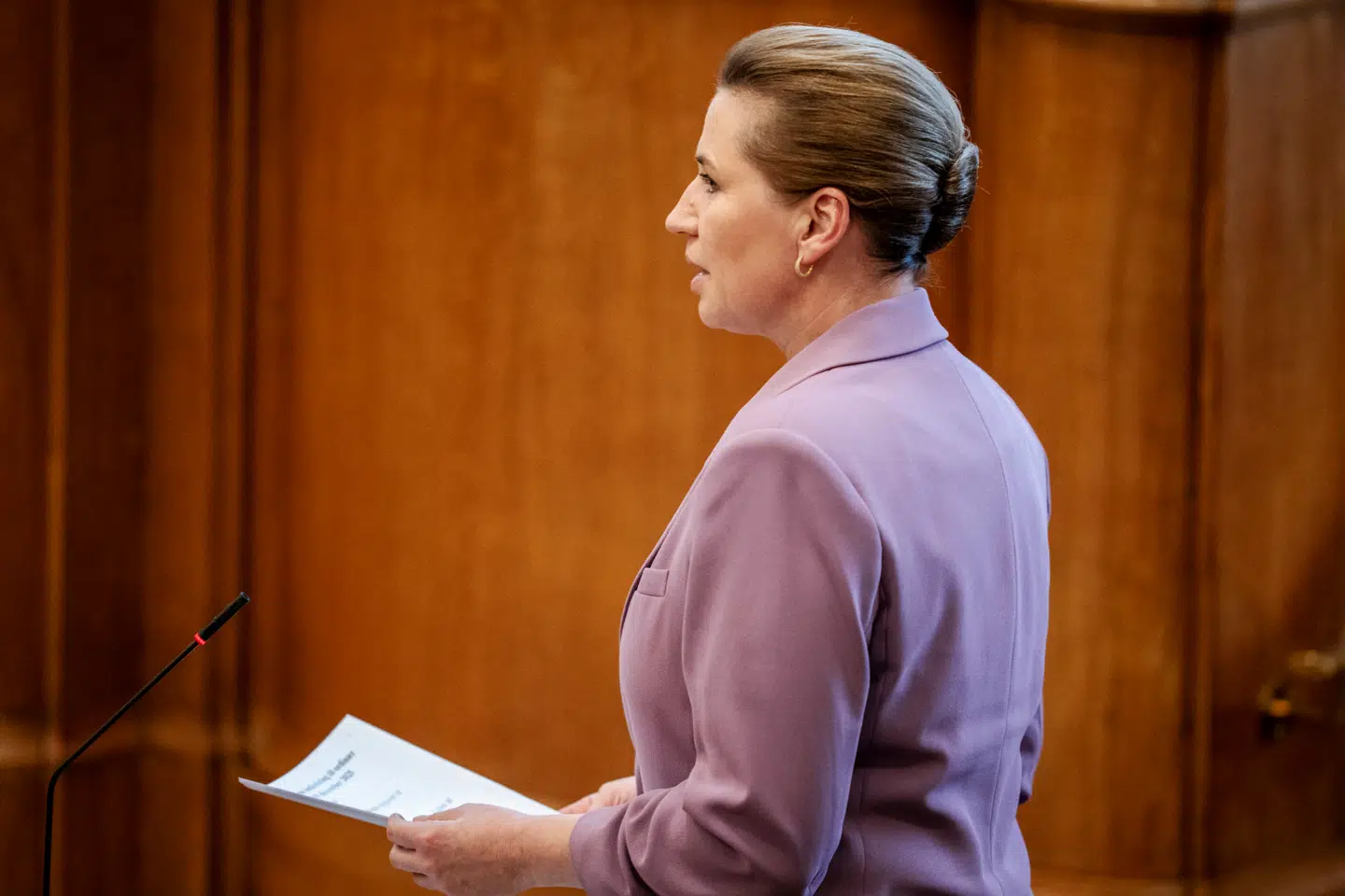 Statsminister Mette Frederiksen under et møde i Folketingssalen.