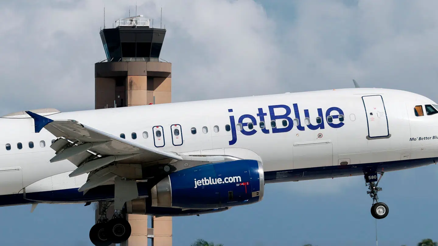 Et JetBlue-fly på vej fra Curaçao, en ø lige ud for Venezuelas kyst, til JFK-lufthavnen i New York City, var nær stødt sammen med et militærfly.