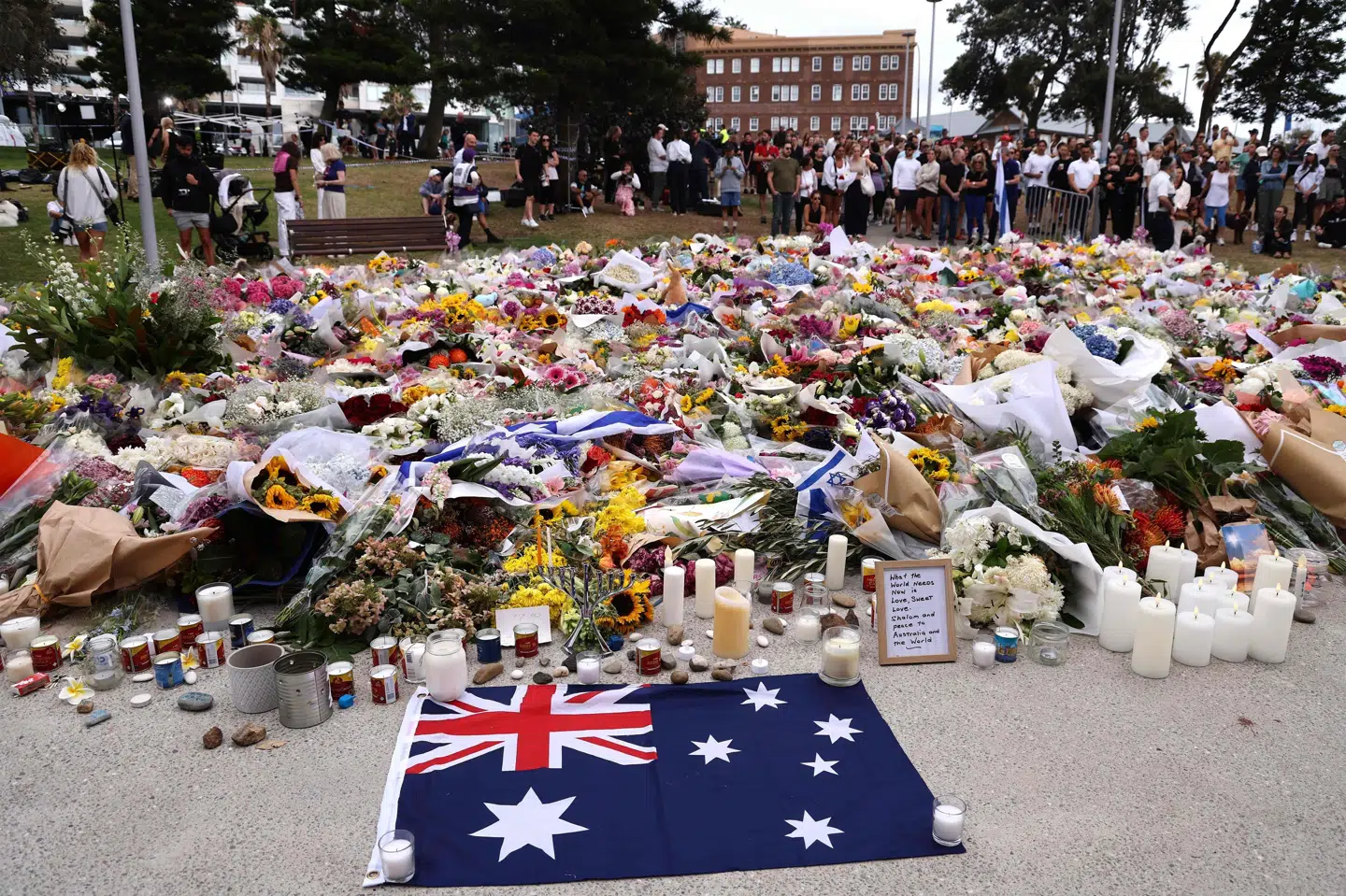 Et hav af blomster ligger ved Bondi Beach i Sydney, hvor to gerningsmænd åbnede ild mod et jødisk arrangement søndag aften.