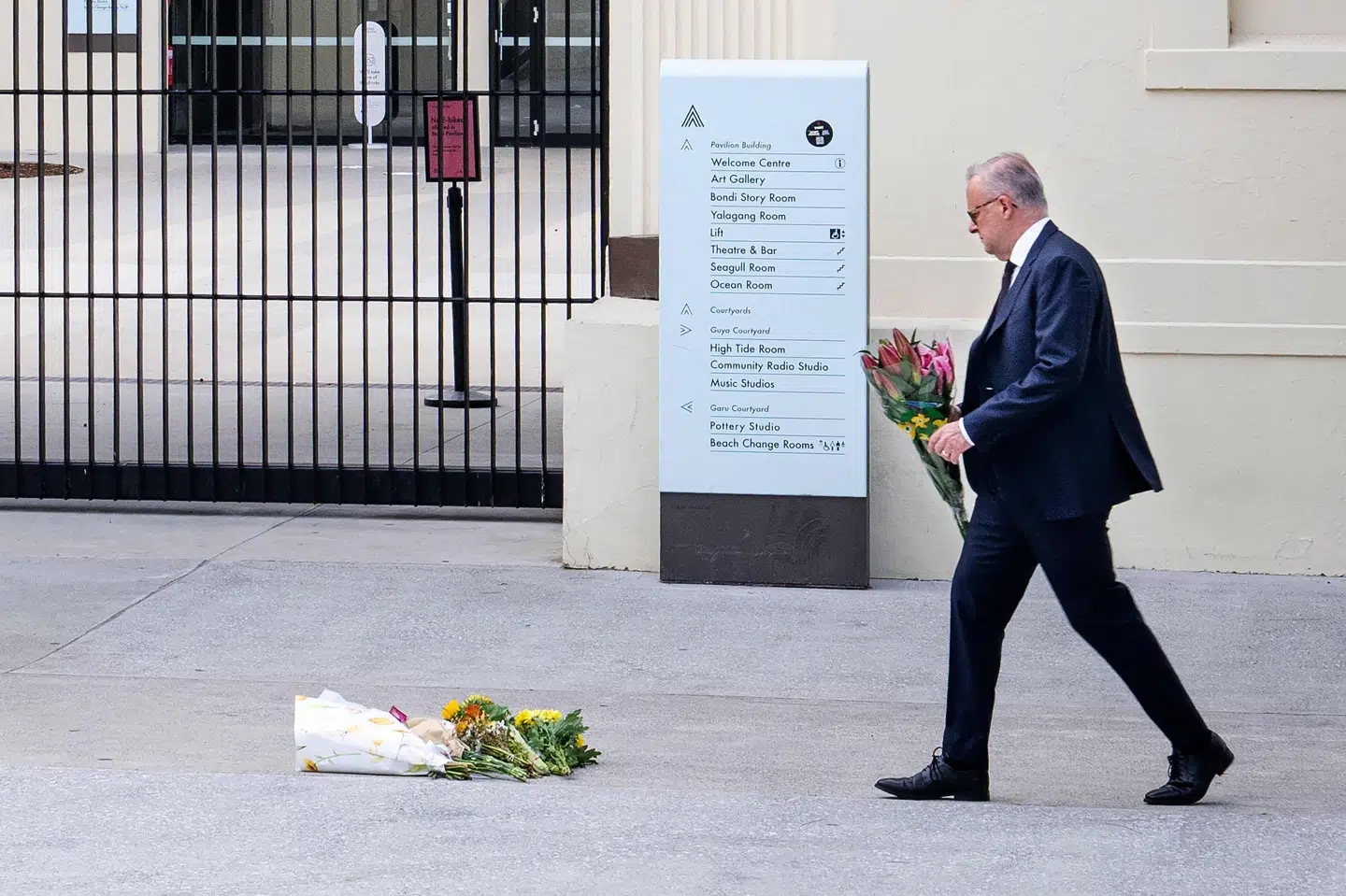 Australiens premierminister, Anthony Albanese, lagde mandag blomster ved Bondi Beach efter det dødbringende skyderi i weekenden.