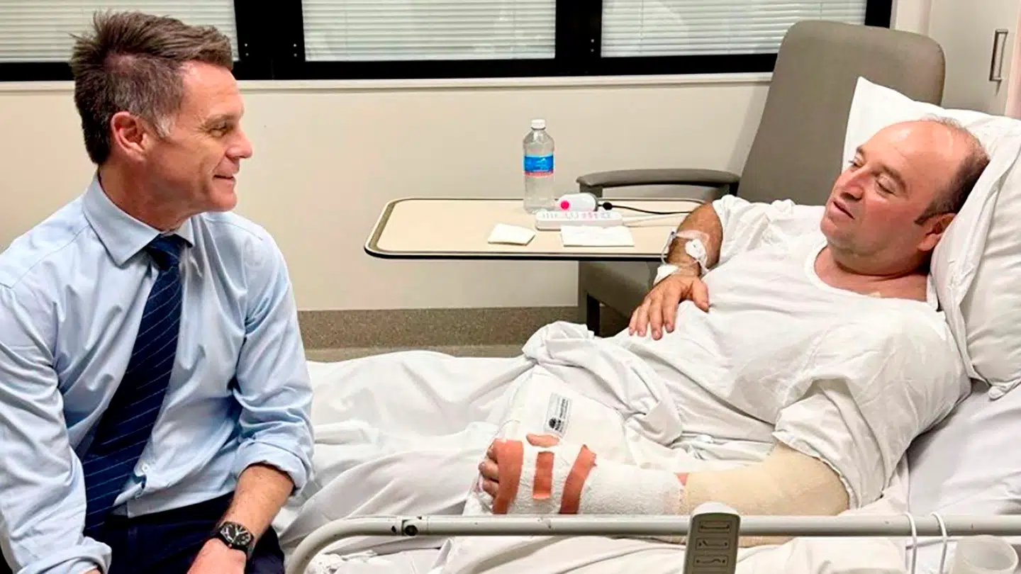 Ahmed al-Ahmed fik besøg af delstatsminister Chris Minns efter sin heltemodige afvæbning.