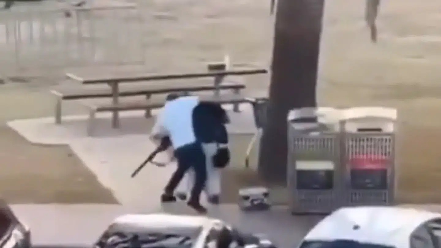 Ahmed al-Ahmed overmandede den igangværende gerningsmand og fik ham afvæbnet.