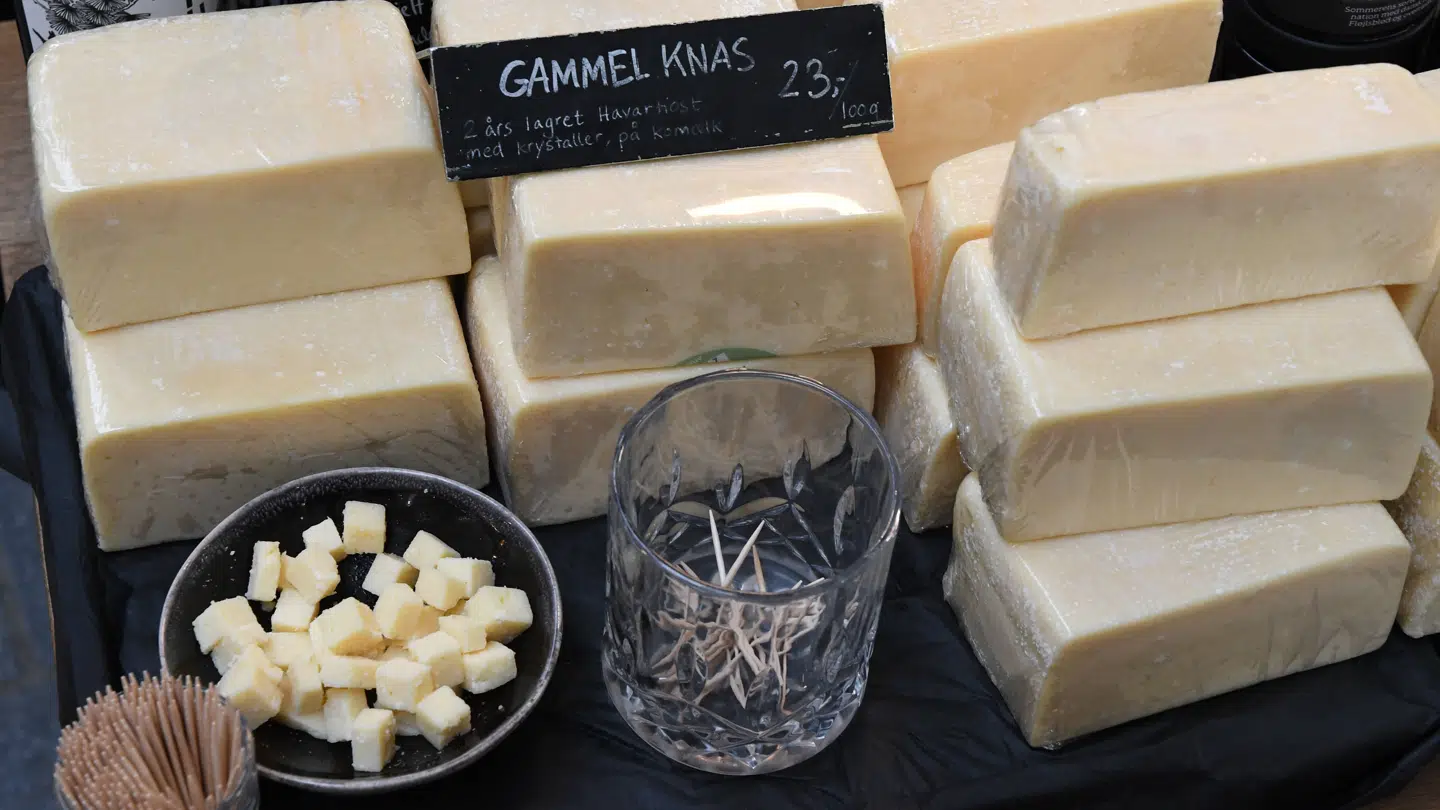 Arkivfoto. Gammel Knas, der her sælges til 23 kroner for 100 gram, er blevet tilpas populært blandt folk med lange fingre, til at den nu havner bag tyveribeskyttelse.