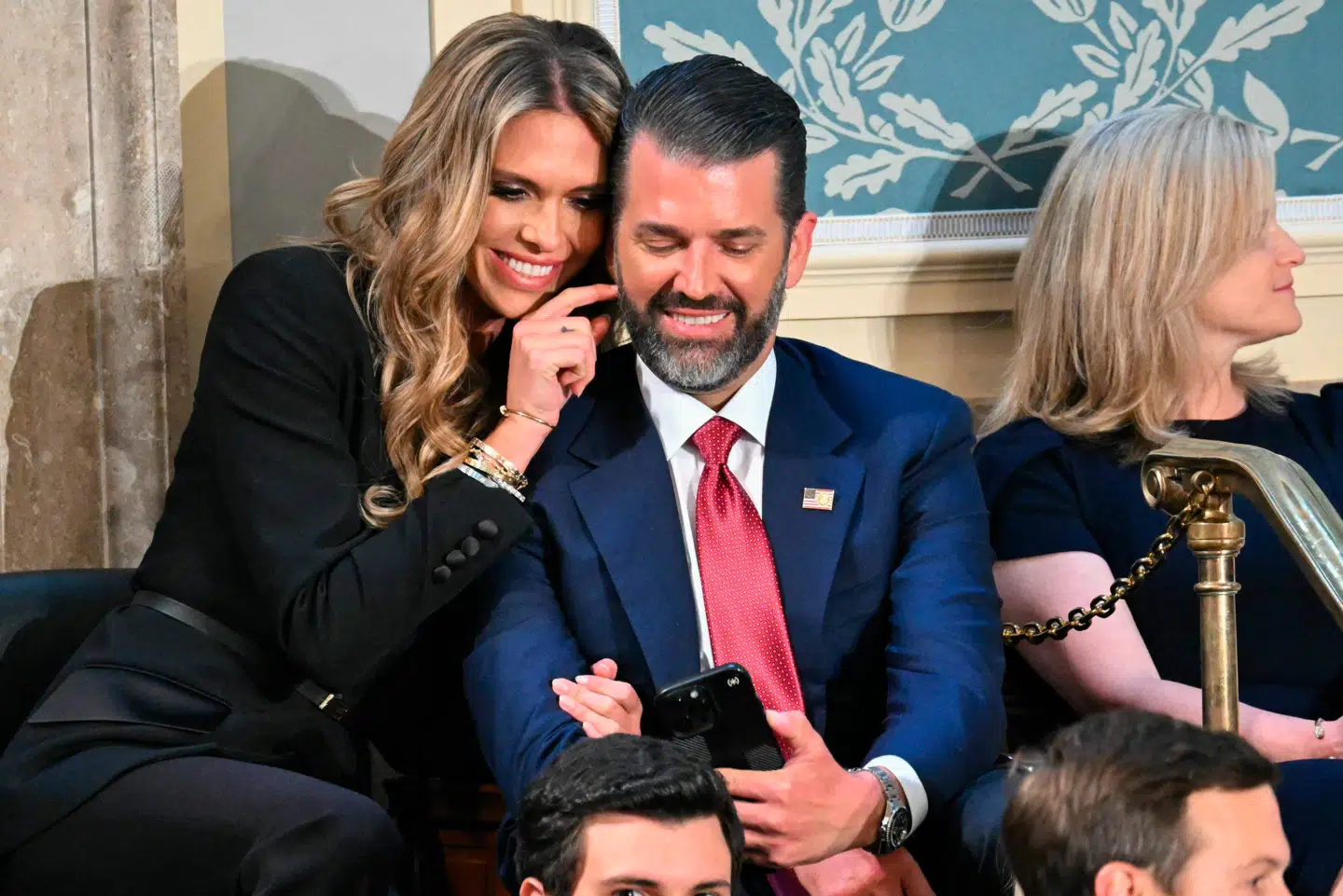 Donald Trump Jr. og Bettina Anderson hygger inden en tale fra Donald Trump i Kongressen tidligere i år.