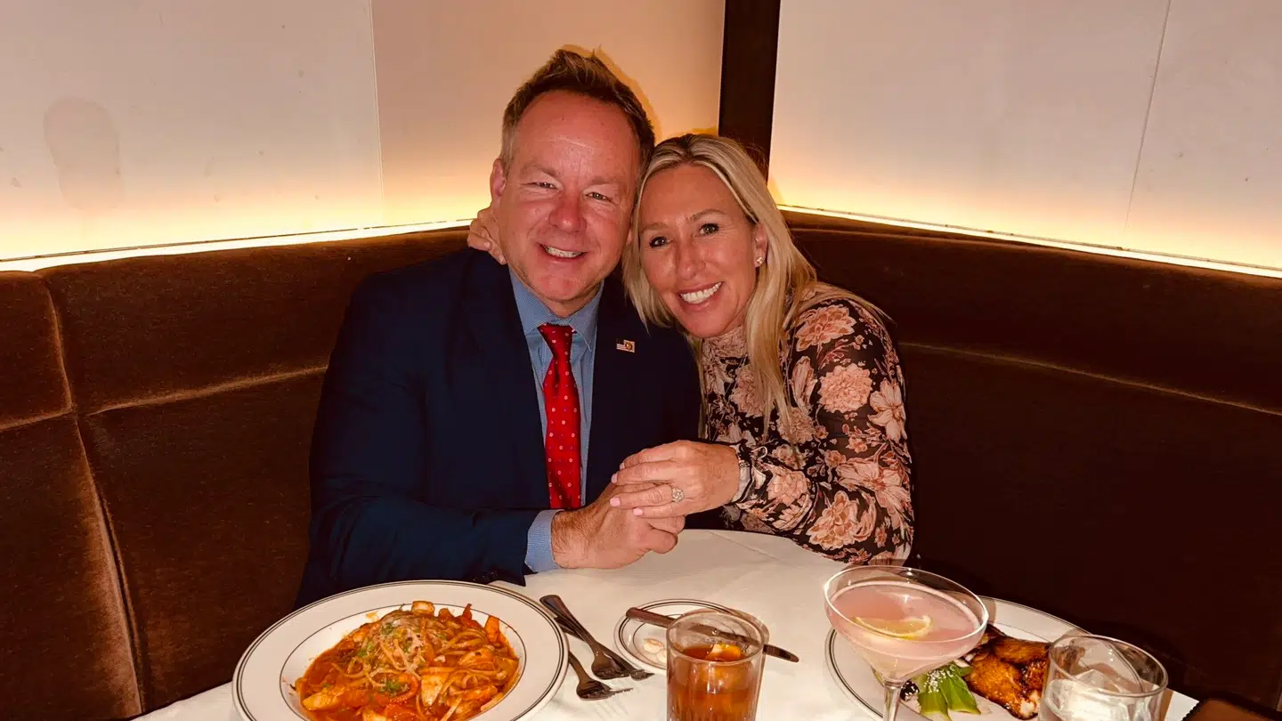 Brian Glenn har friet til Marjorie Taylor Greene og fået et 'ja'.