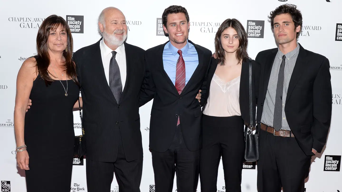 Nick Reiner (yderst til højre) en afdøde filminstruktør Rob Reiner og Michelle Singer