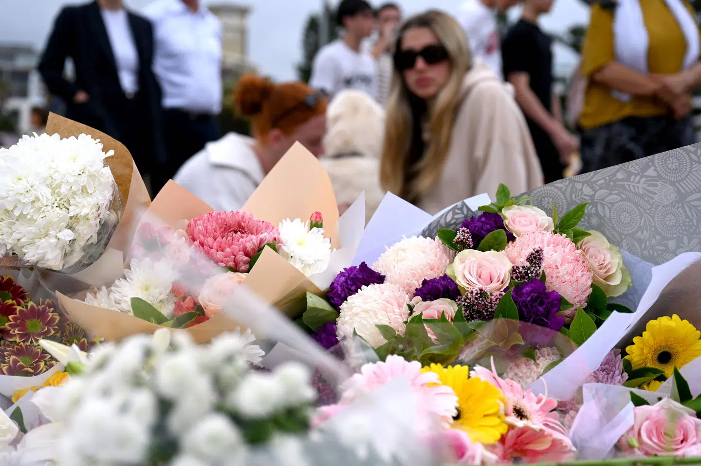 Ofrene for angrebet bliver mindet med blomster og lys ved gerningsstedet ved Bondi Beach i den australske storby Sydney.