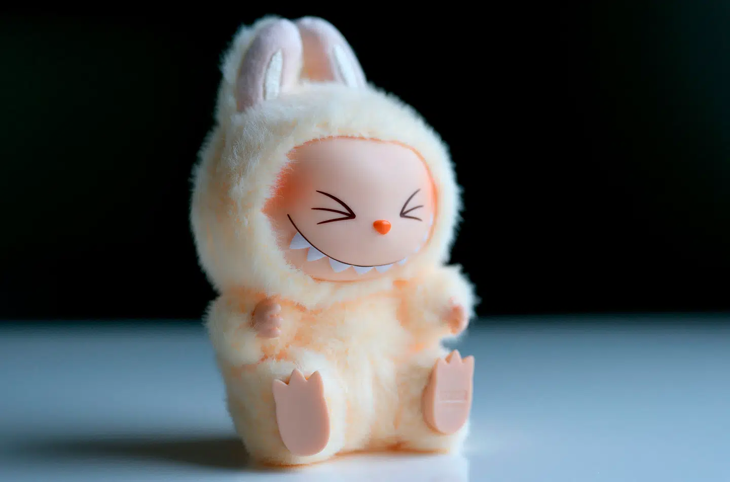 Labubu-dukken fås i alle tænkelige former og farver. Det er hele ideen. Køb en æske og håb på, at du får den, du drømmer om på. Nu er ejeren, Pop Marts, aktie på retur.