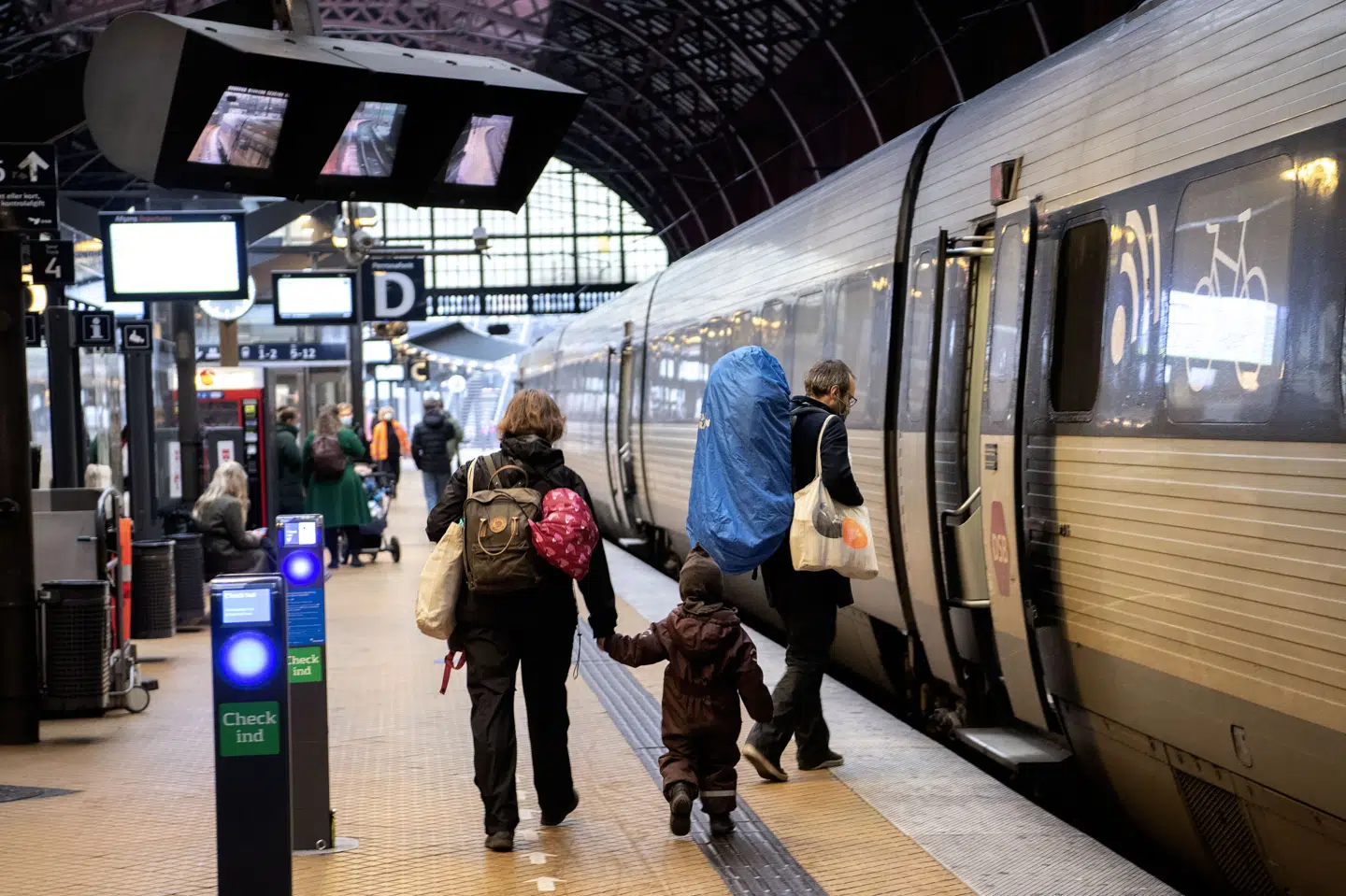 Siden 2019 har rejsende kunnet benytte sig af DOT Billetter, men det er slut efter tirsdag. I stedet skal man benytte de to apps Rejsebillet og Rejsekort for at købe sin billet. På billedet kan man se nogle julerejsende personer på Københavns Hovedbanegård 22. december 2020. (Arkivfoto).