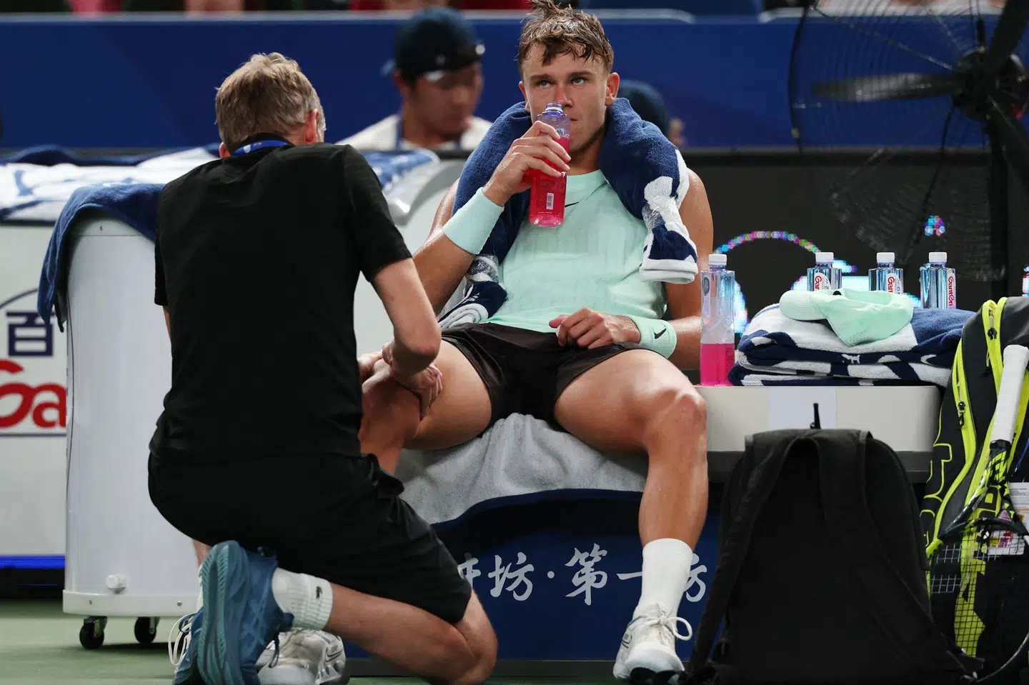 Holger Rune kæmpede med varmen i forbindelse med ATP-turneringen i Shanghai tilbage i oktober. Nu slipper han for at spille, hvis temperaturen er for voldsom. (Arkivfoto).