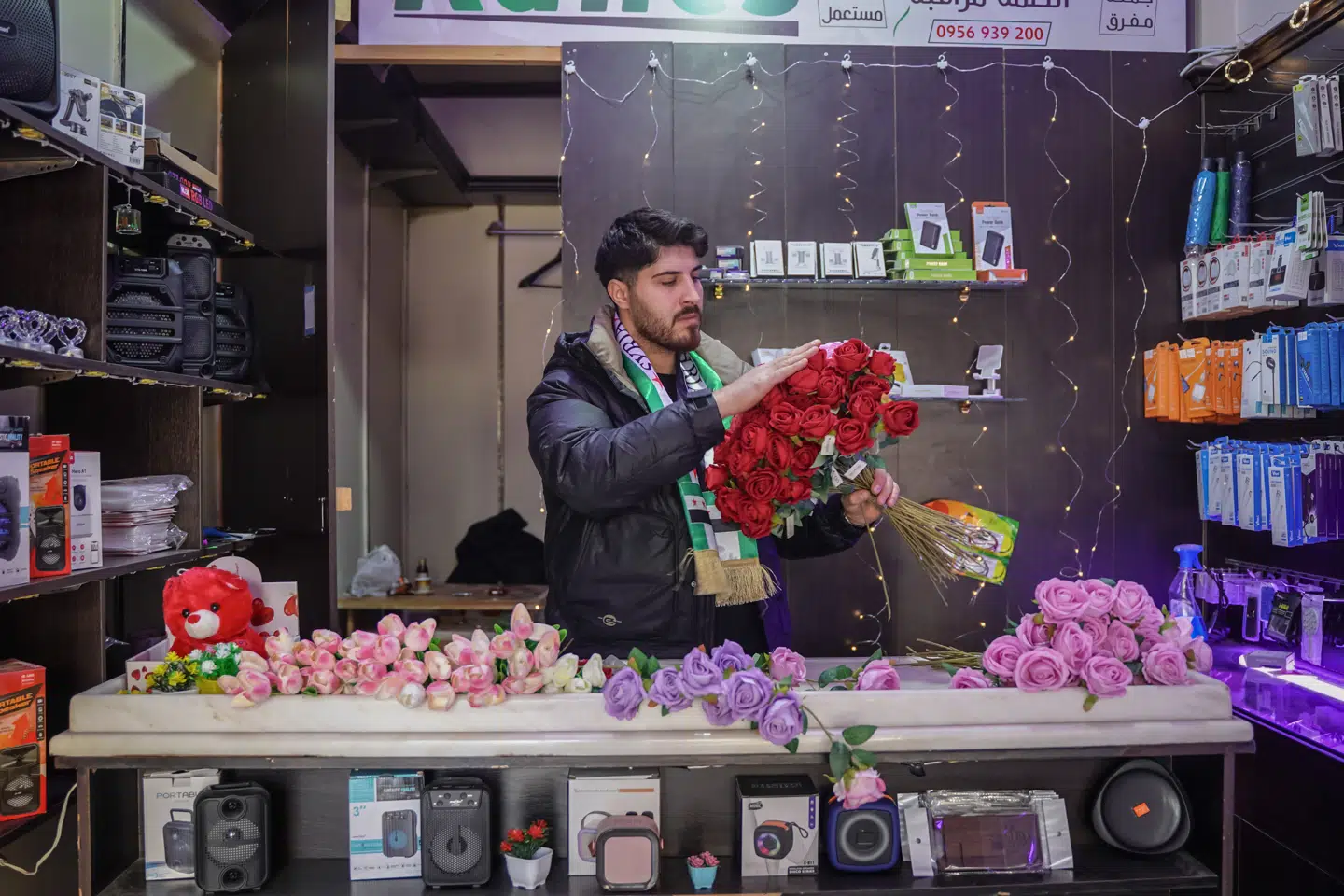 Malek Alranes – i sin butik – fortæller, at det er svært at tjene penge i Syrien nu.