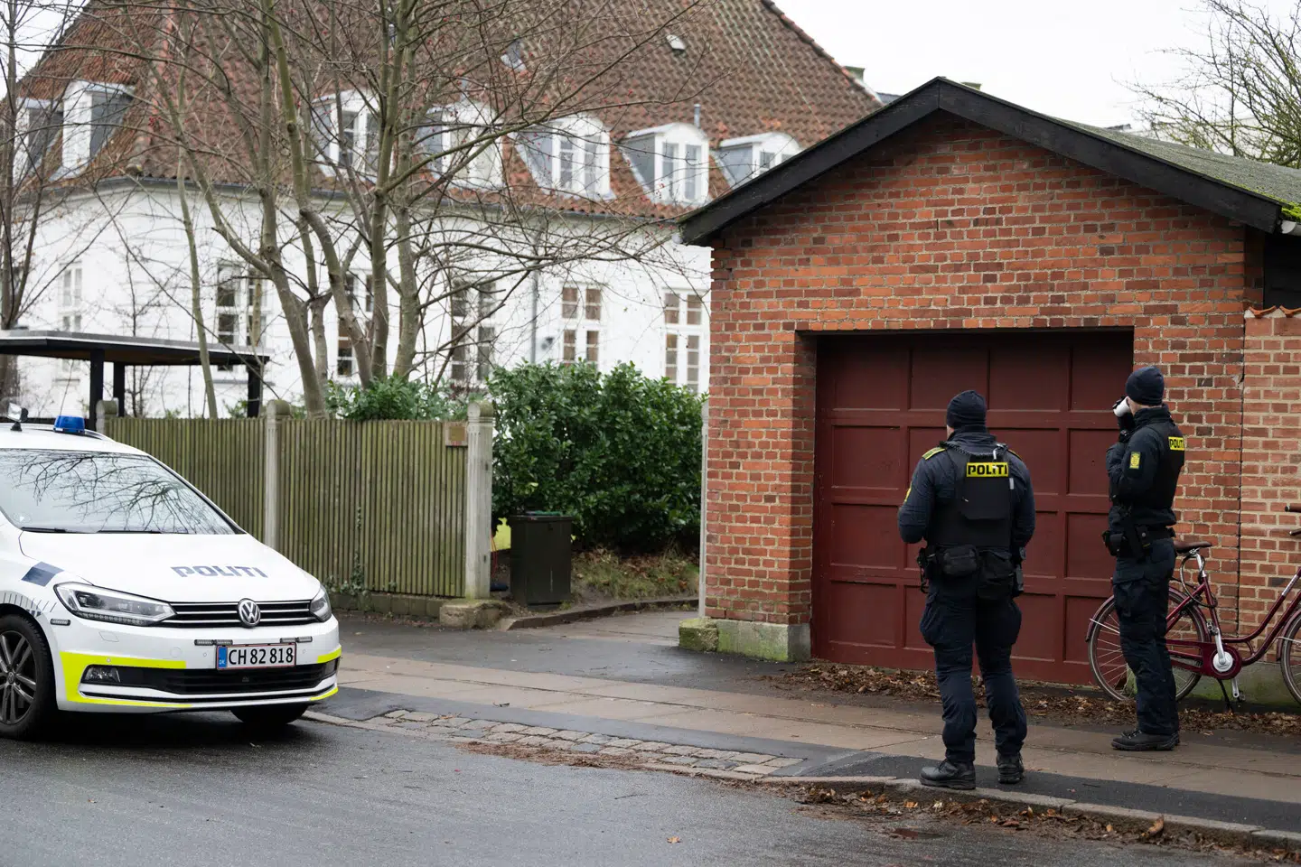 Politiet bevogter den jødiske skole, Carolineskolen.