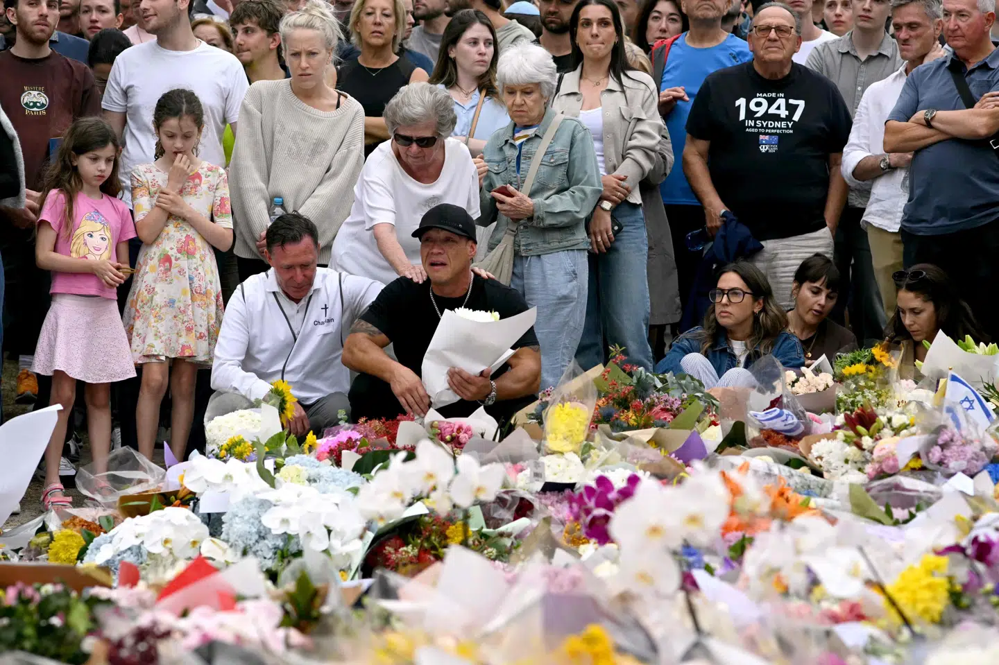 Ofrene for angrebet søndag i Sydney er siden søndag blevet mindet med blomster ved Bondi Beach.