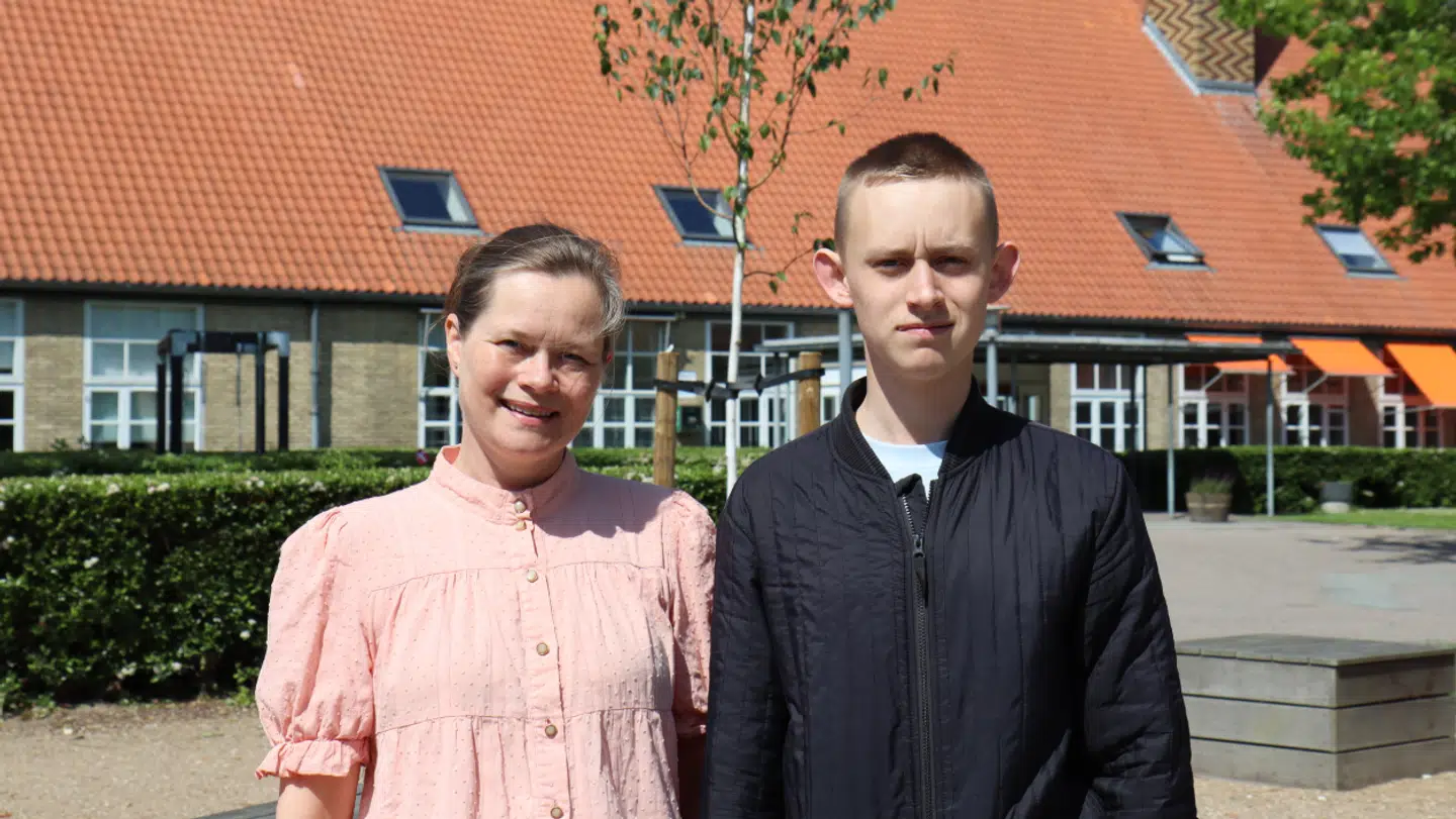 Signe Kjeldbjerg Hansen med sin søn Laurits Kjeldbjerg, der inderligt har ønsket sig en PostNord-postkasse.