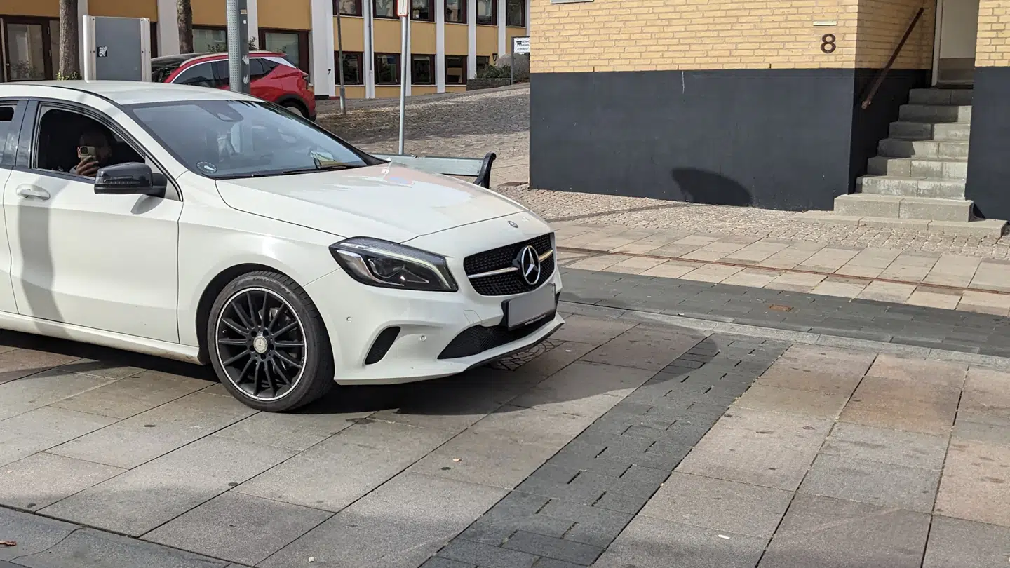 Pludselig dukkede der en hvid Mercedes op med to andre mænd i.