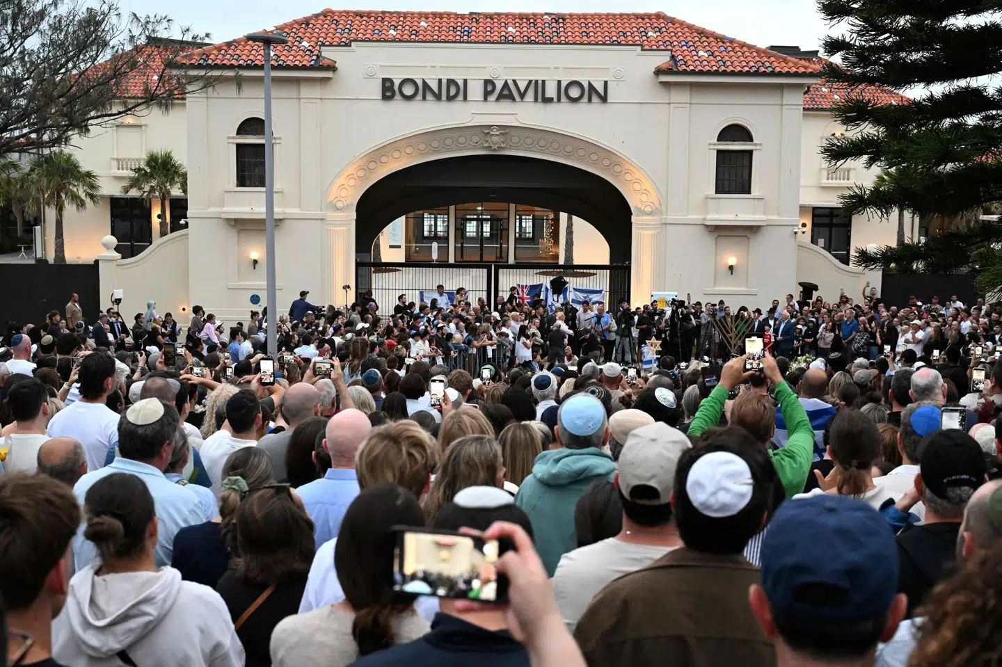 En folkemængde har tirsdag samlet sig ved Bondi Beach i Australien for at mindes ofrene for skyderiet søndag.