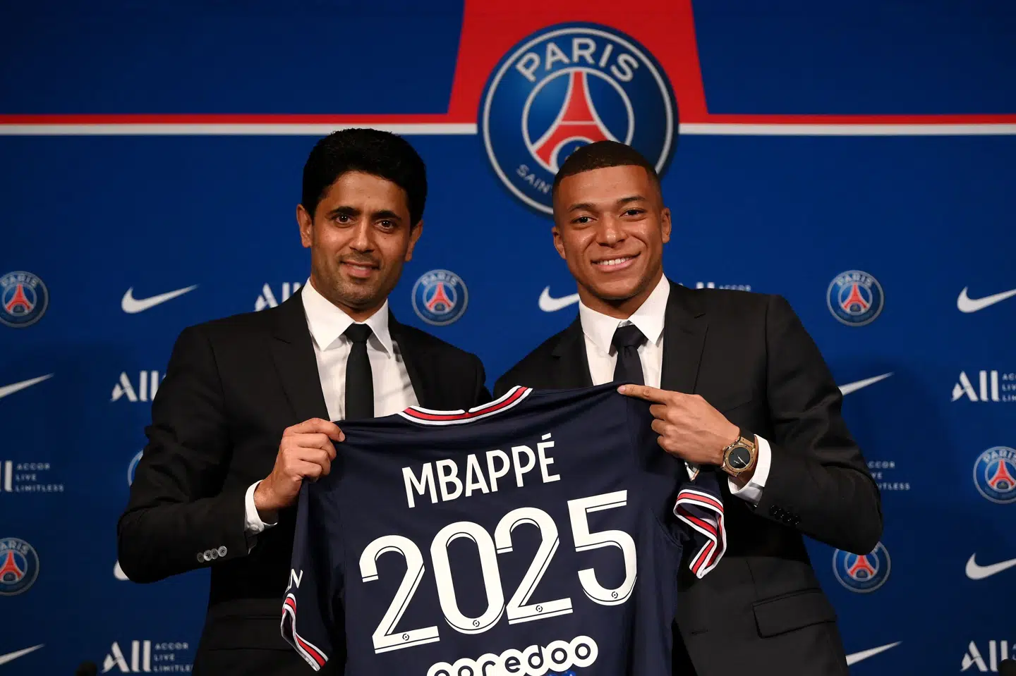 Så glade var parterne tilbage i 2022, da Kylian Mbappé forlængede sin aftale med Paris Saint-Germain. Senere blev luften mellem parterne iskold, da Mbappé lod sin kontrakt løbe ud og i stedet skiftede til Real Madrid. Til venstre ses PSG-formand Nasser Al-Khelaifi. (Arkivfoto).