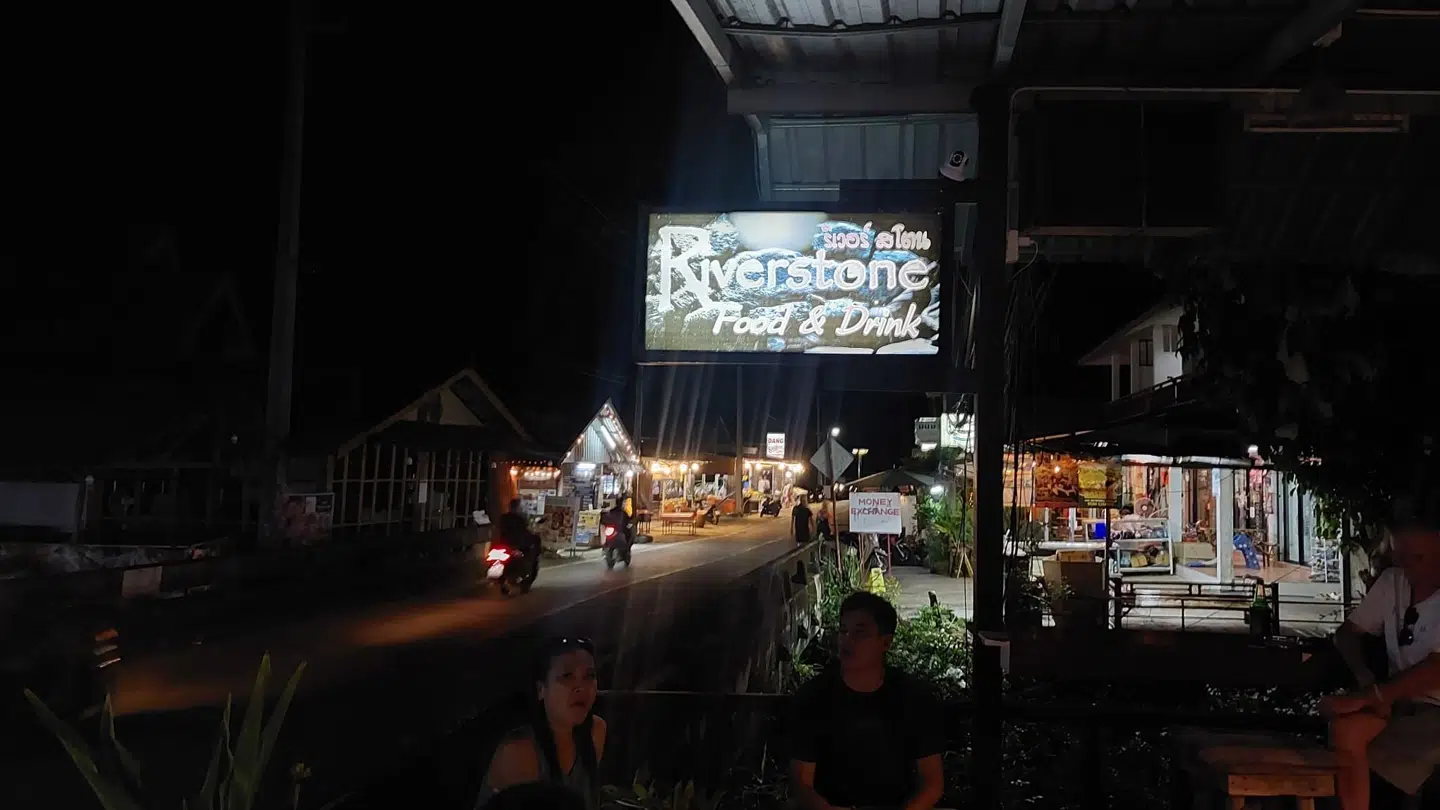 Normalt summer Main Road ved Lonely Beach af liv – nu er gaden usædvanligt stille.