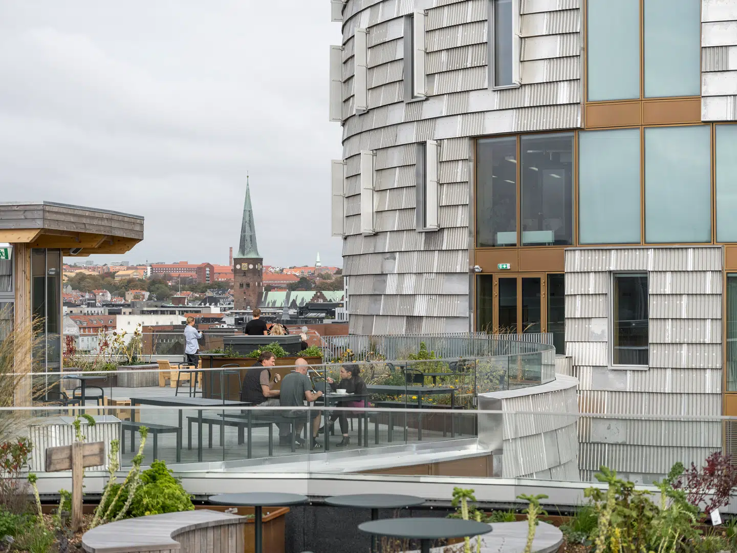 Facaden er dækket med genbrugte aluminiumsplader. Gamle vindmøllevinger fungerer som solafskærmning