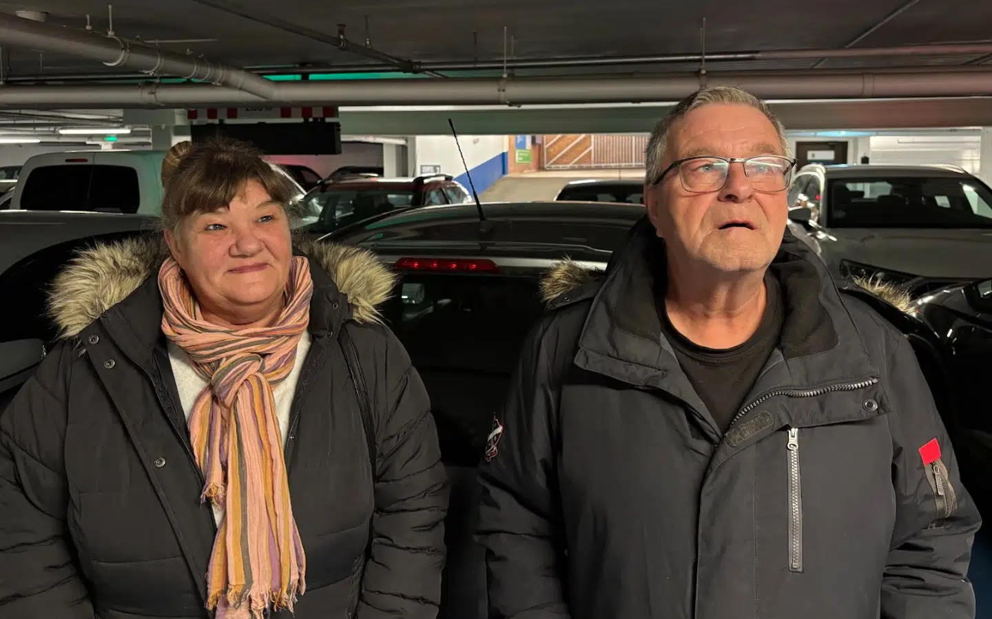 Nis Sølbeck og hans kone, Annegrethe Holte, er kørt til København i deres Citröen C3 (i baggrunden). Den har de lige købt, blandt andet fordi den forrige benzinbil var for dyr.