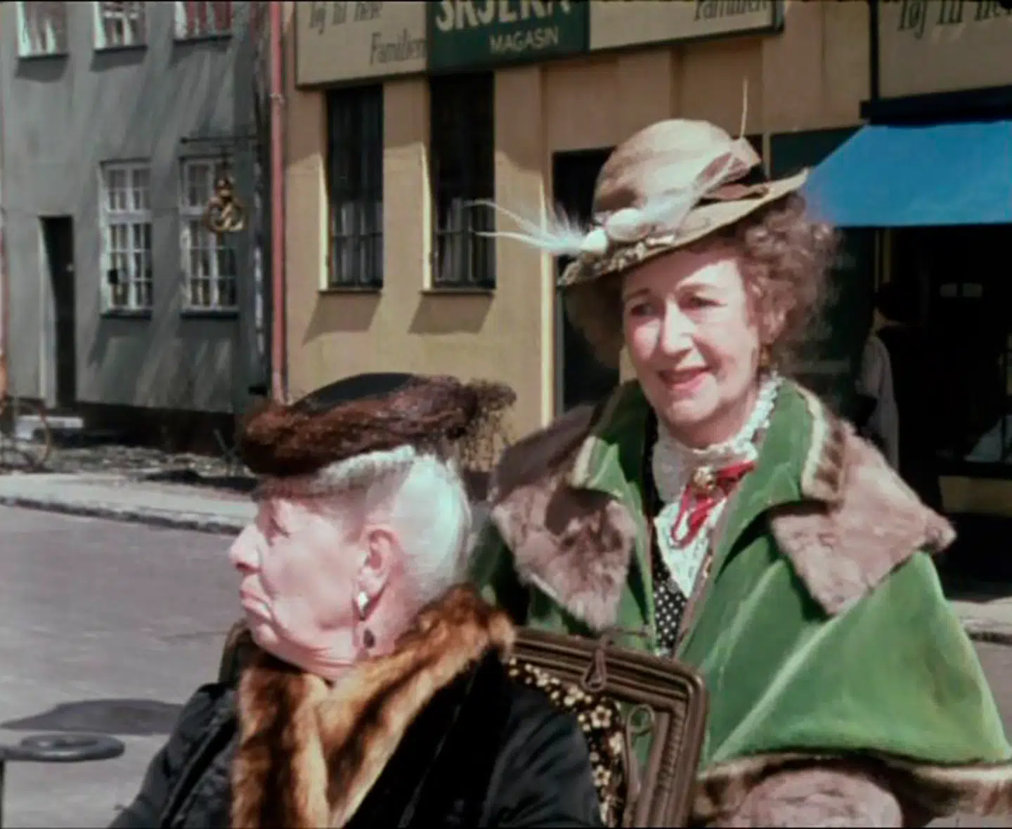 Fru Fernando Møghe ville næppe havde fundet sig i nutidens sproglige luner. Her billede fra »Matador«.